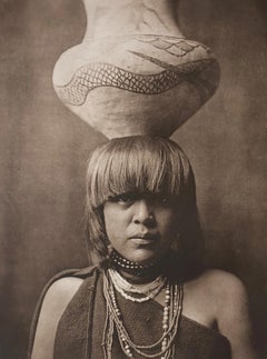 Girl and Jar, San Ildefonso, Nouveau Mexique