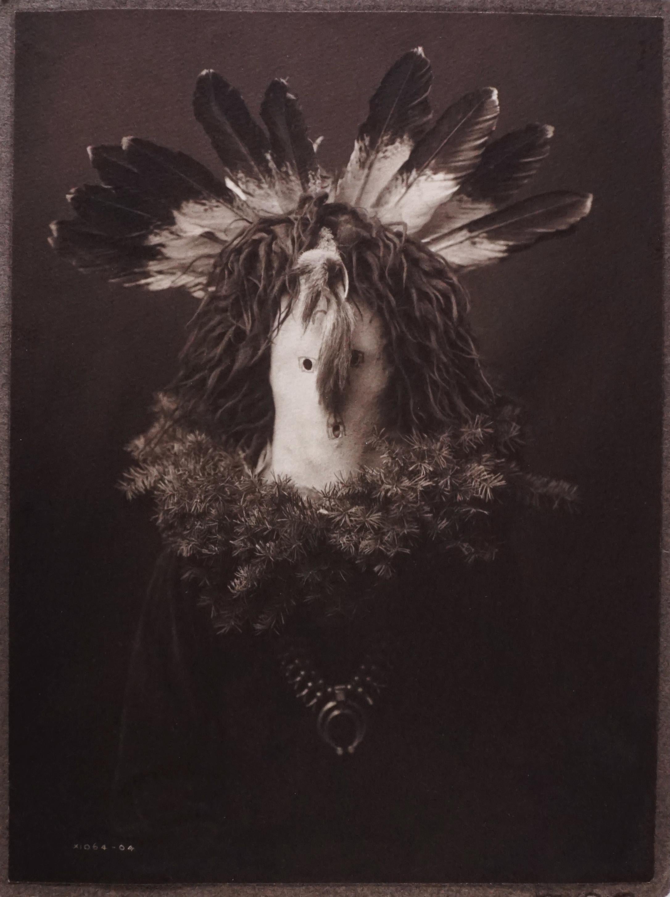 Edward Curtis Black and White Photograph – Hopi-Schlangen Tänzerin in Kostüm