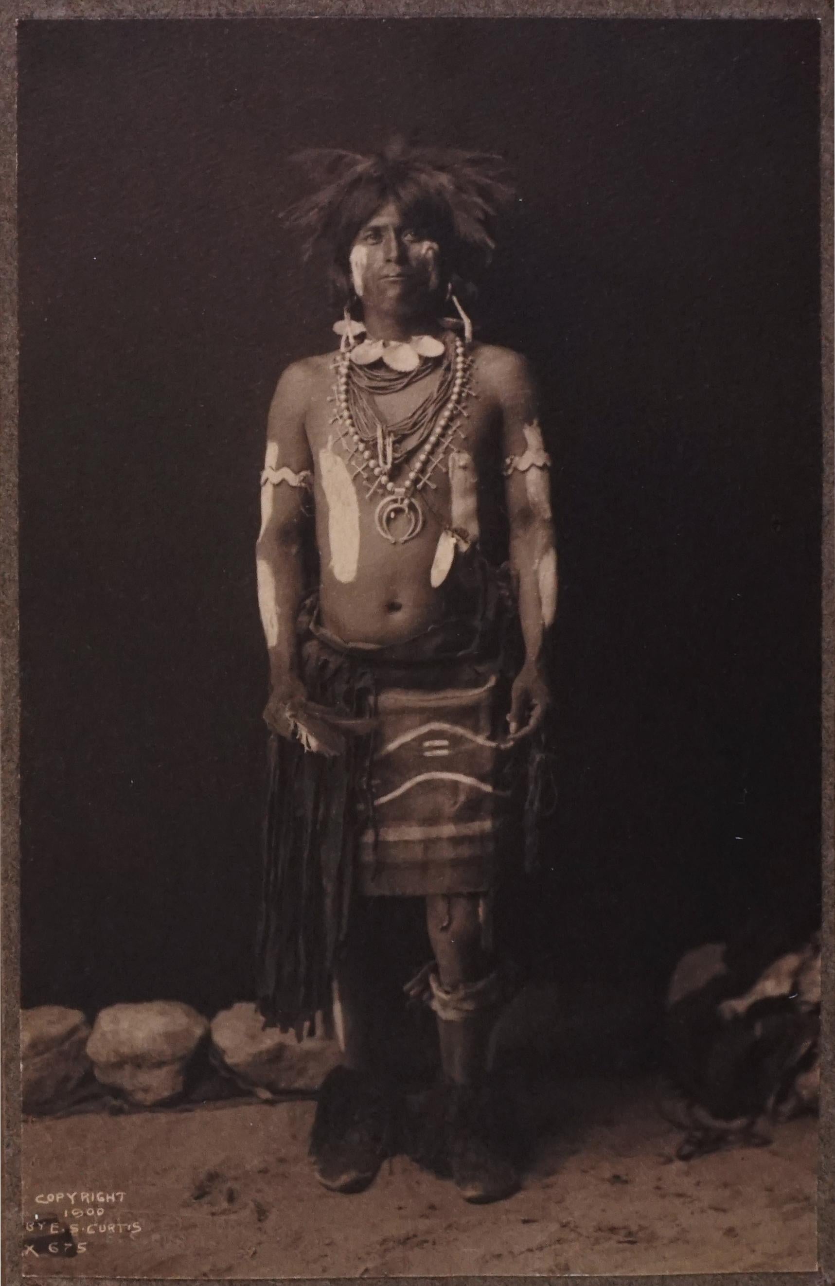 Edward Curtis Black and White Photograph – Hopi-Schlangen Tänzerin in Kostüm