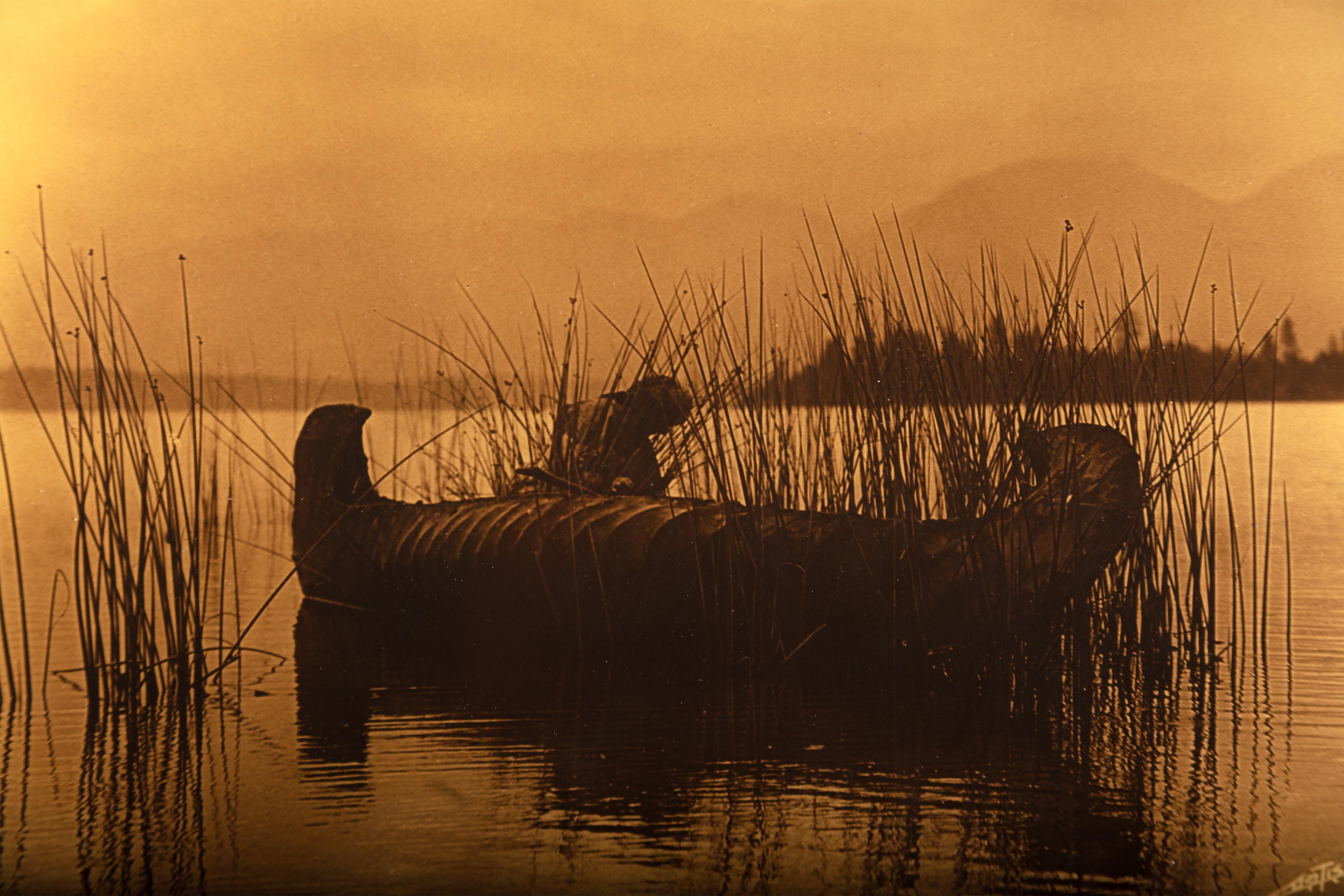 Il raccoglitore di giunchi-Kutenai - Figurative Photograph Oro di Edward Curtis