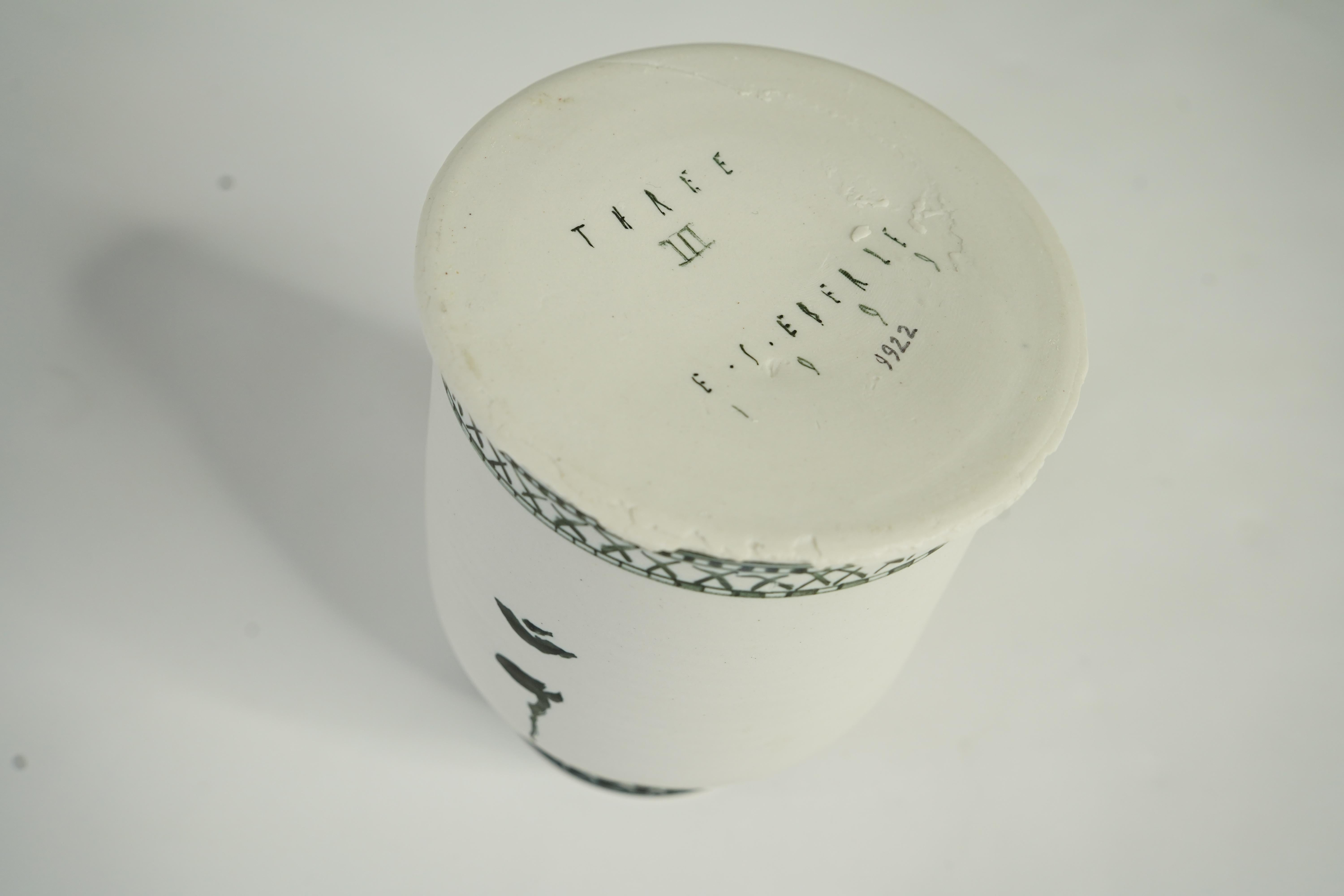 Porzellan „Three III“ von Edward Eberle mit Terra Sigillata-Vase, signiert 1999 2