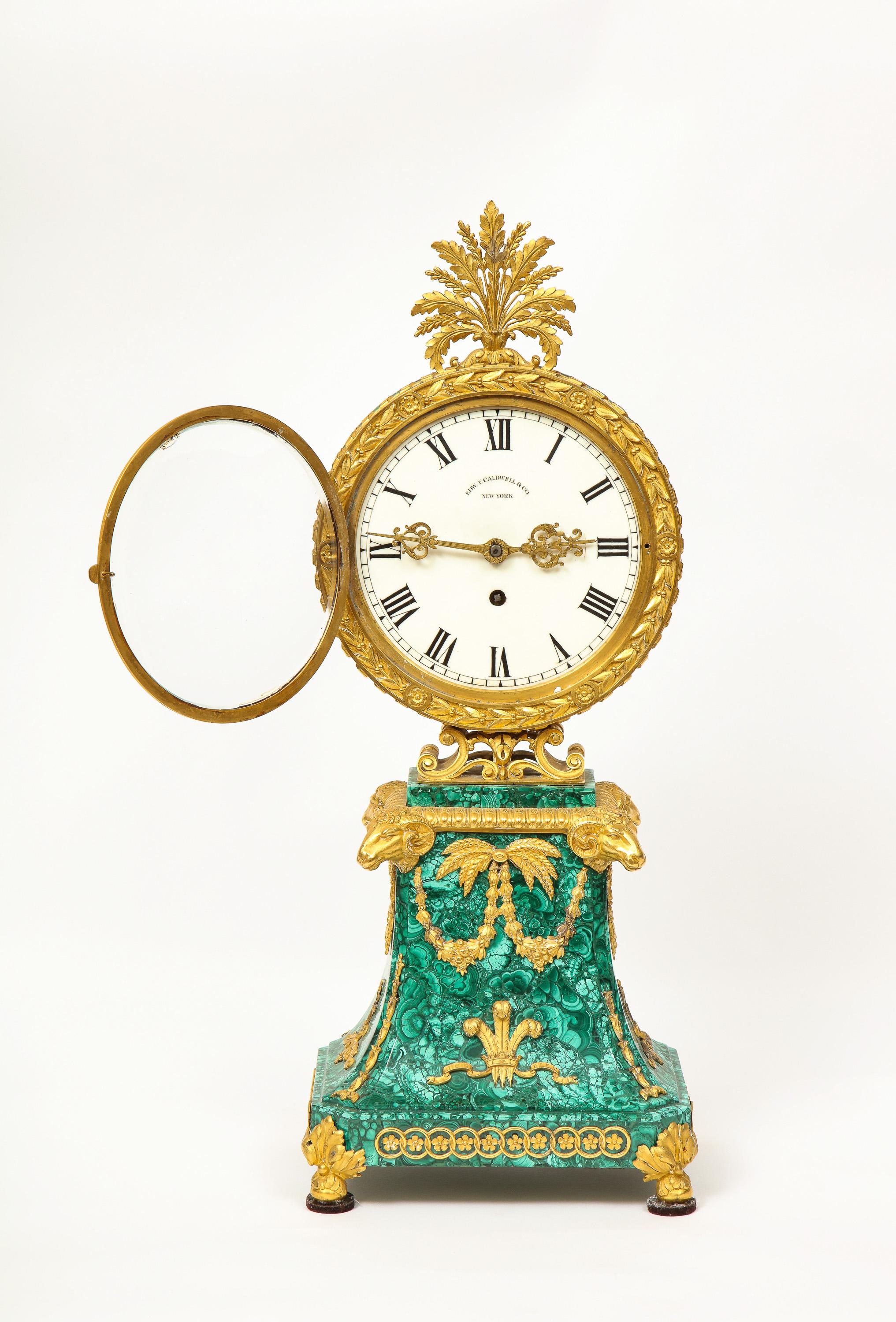 Edward F. Caldwell and Co., Eine äußerst feine und seltene amerikanische Malachit-Uhr mit Ormolu-Montierung und den Federn des Prinzen von Wales, Anfang des 20

Die Form, das Design und die Qualität dieser Uhr zeigen eindeutig, dass sie privat für