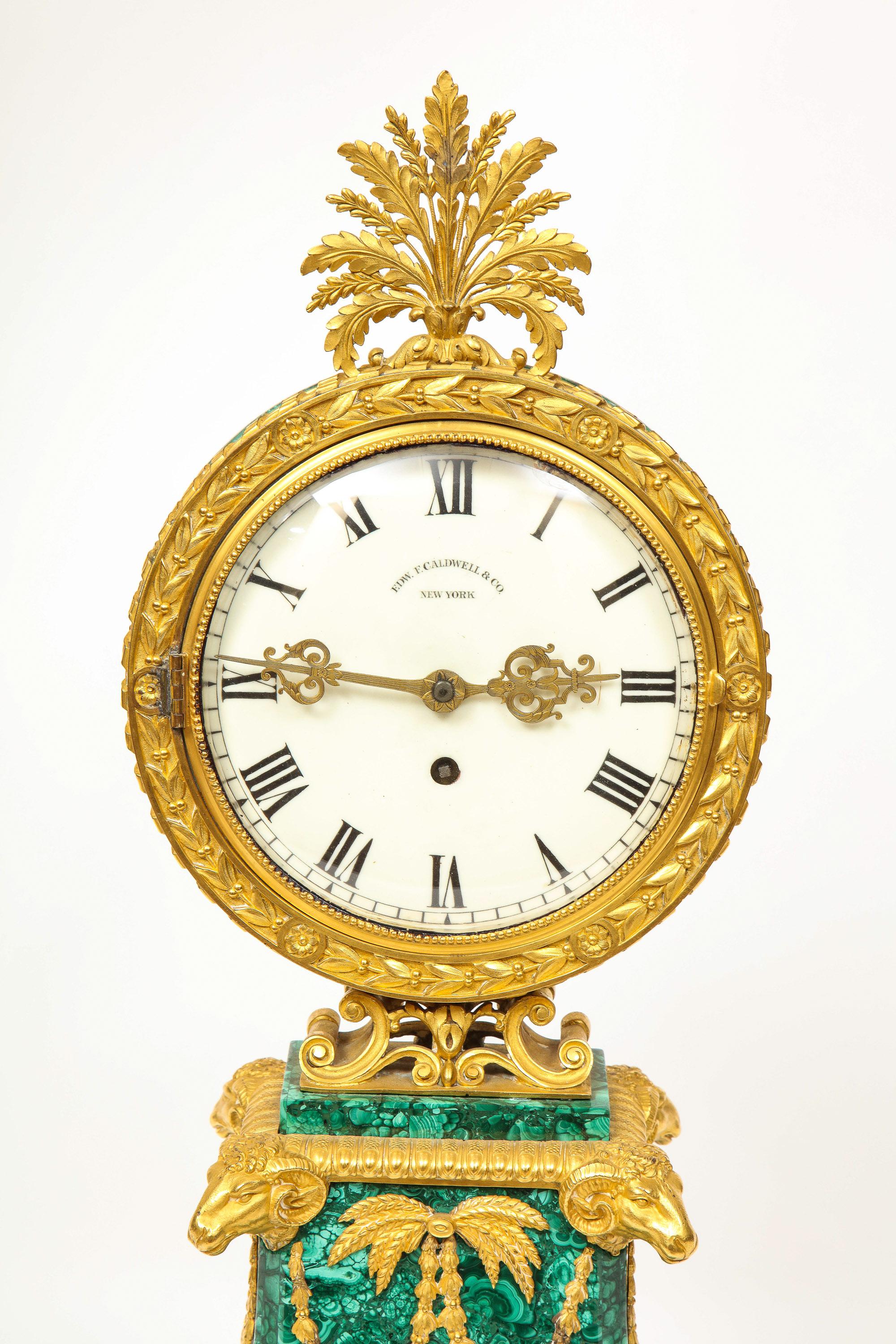 Eine extrem feine und seltene Malachit-Uhr mit Goldbronze-Montierung von Edward F. Caldwell (amerikanisch) im Angebot