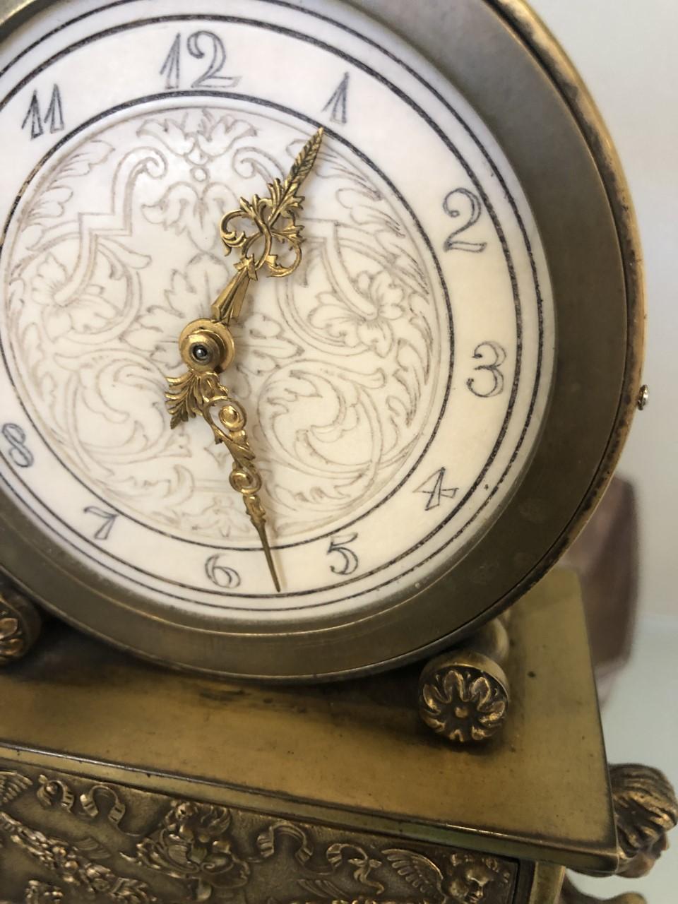 Edward F. Caldwell & Co. Horloge de table métal en vente 3