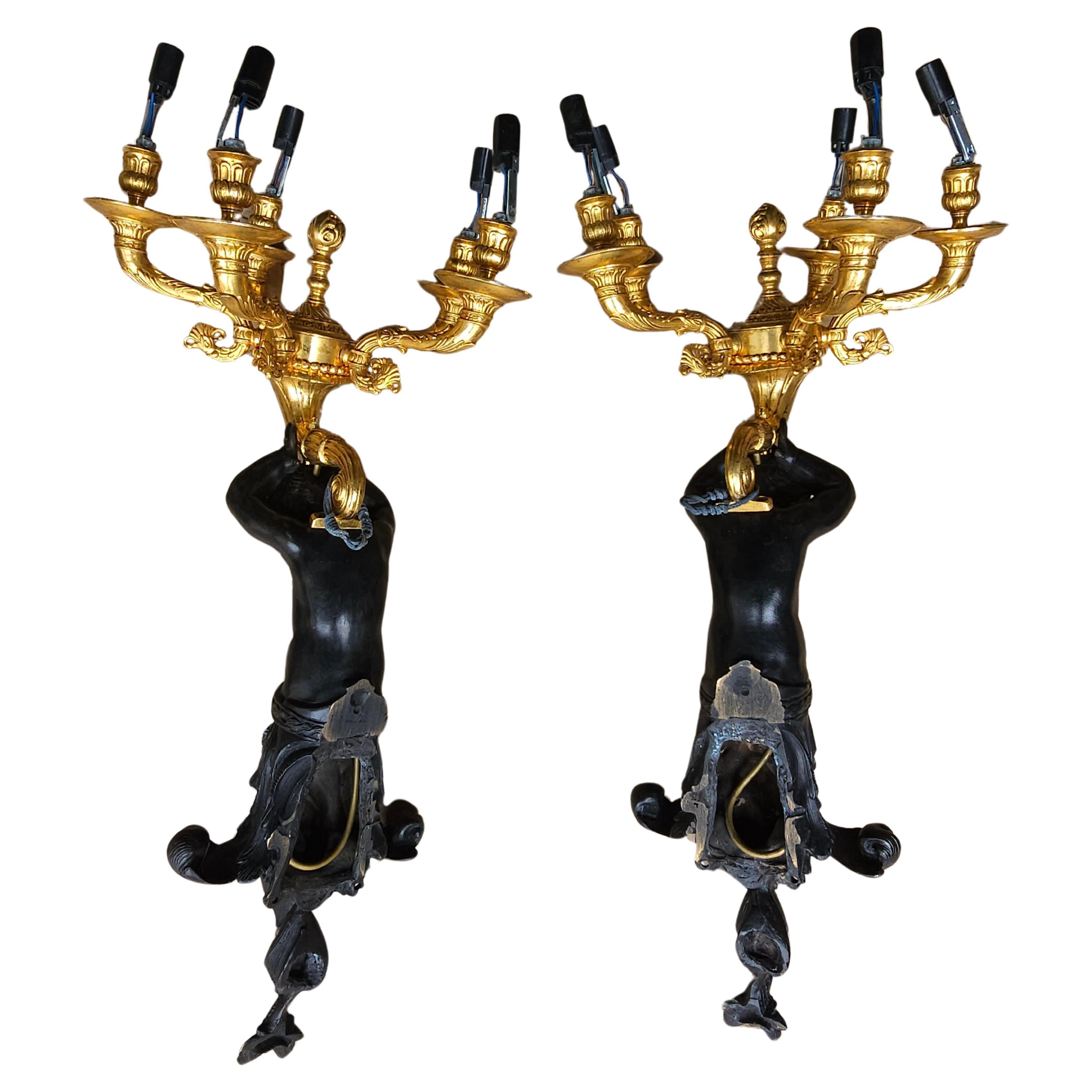 Métal Paire d'appliques à 5 lumières en bronze massif patiné et doré, appliques murales en vente