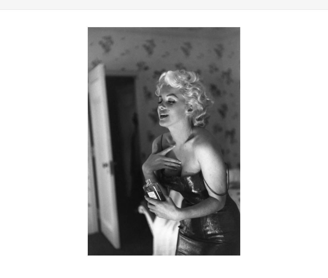 'Marilyn Getting Ready To Go Out New York' (Limited Edition) - Modern Photograph by Edward Feingersh