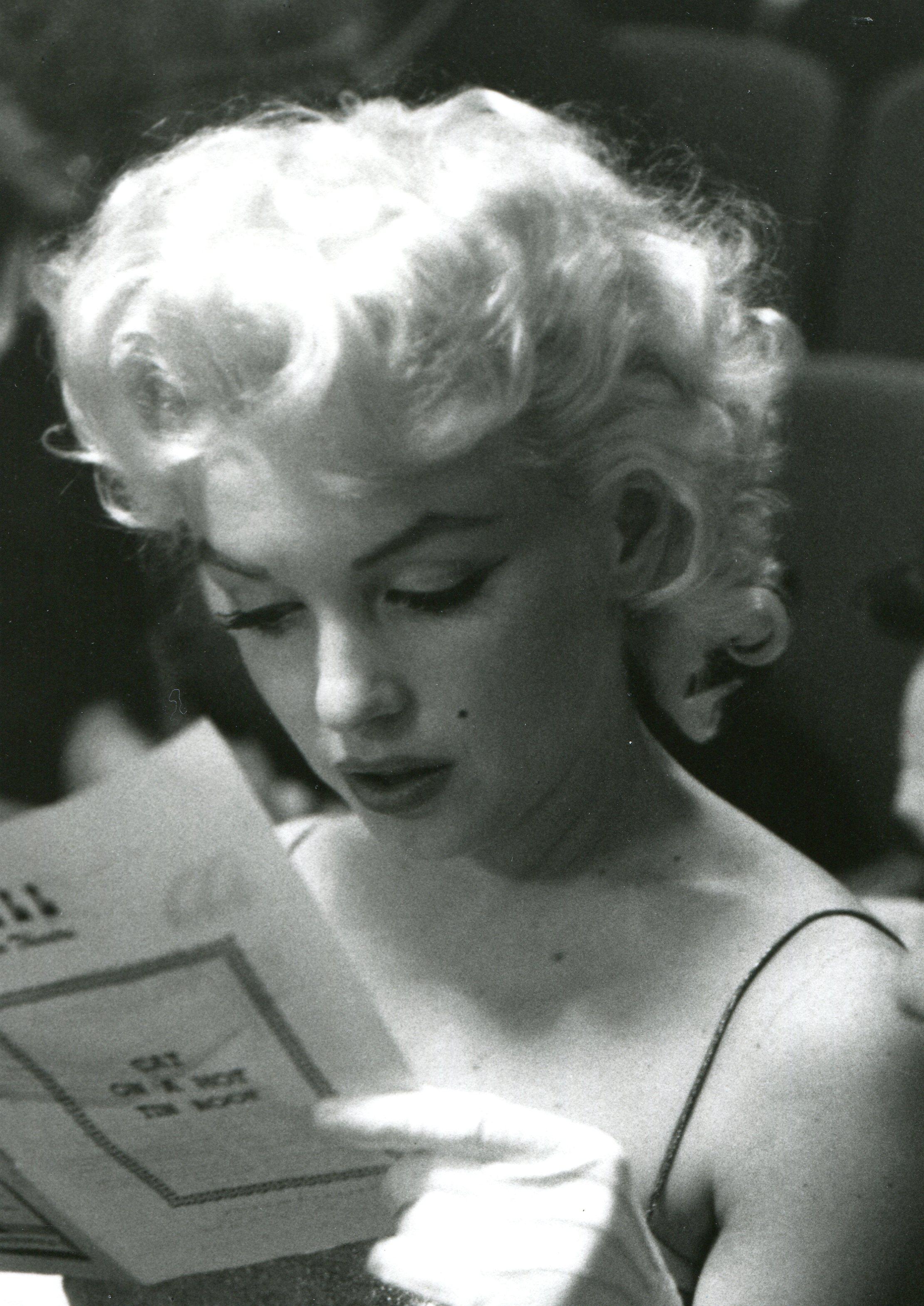 Marilyn Monroe, print of 1988 from original negative - Photograph by Edward Feingersh