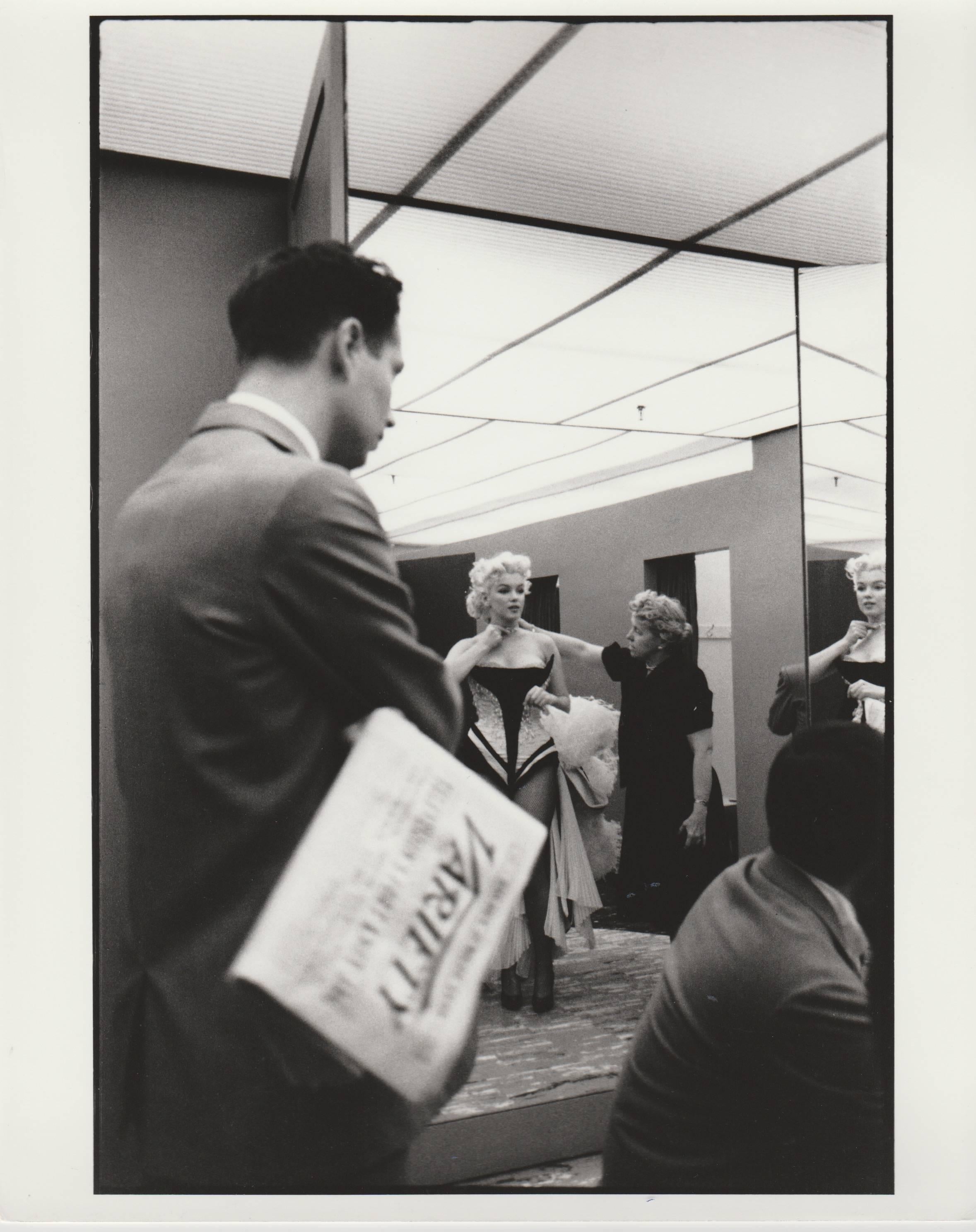 Black and White Photograph de Edward Feingersh - Marilyn Monroe detrás del telón, impresión única de 1988 a partir del negativo original