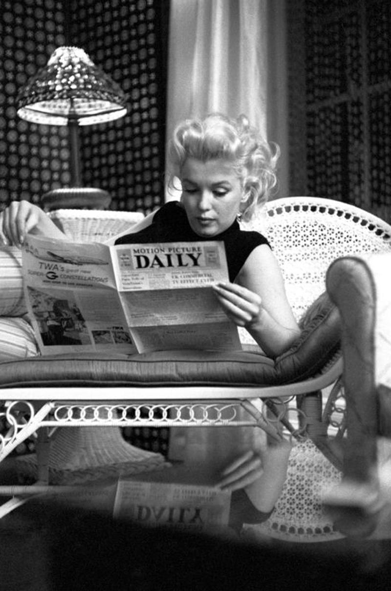 Edward Feingersh Black and White Photograph – „Marilyn entspannt sich in einem Hotelzimmer“ ( Limitierte Auflage)