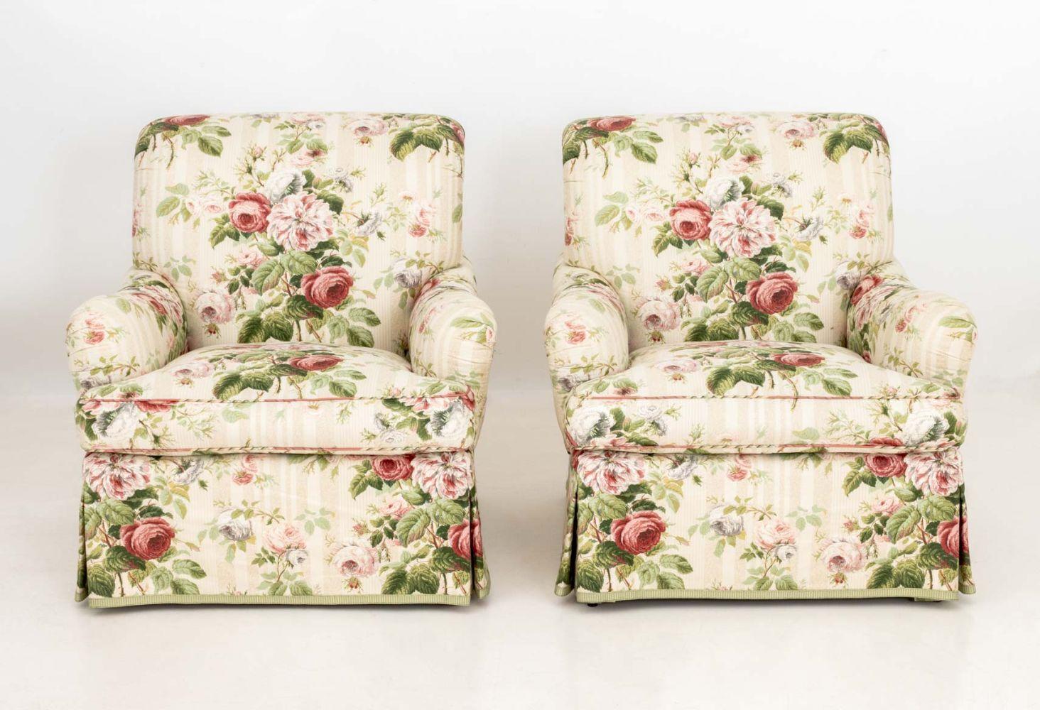 Edward Ferrell Ltd. Gepolsterte Sessel aus geblümtem Chintz, jeweils mit Label unter dem Kissen. 
36