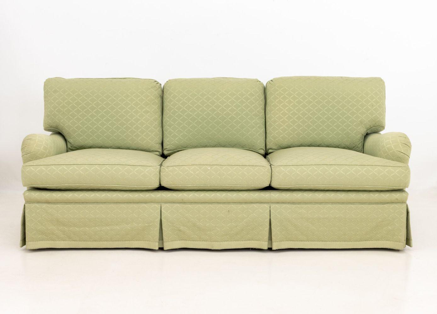 Edward Ferrell Ltd. Gepolstertes Dreisitzer-Sofa in Sage Green, Label unter dem mittleren Kissen. 
35