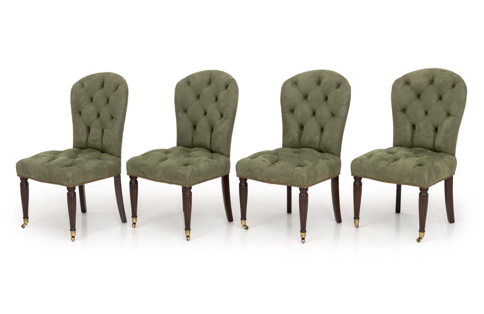 Ensemble de quatre pièces Edward Ferrell Ltd. Chaises de salle à manger en daim vert capitonné, chacune avec une garniture de tête de clou en laiton clouté sur quatre pieds cannelés se terminant par des roulettes et avec une étiquette sur le