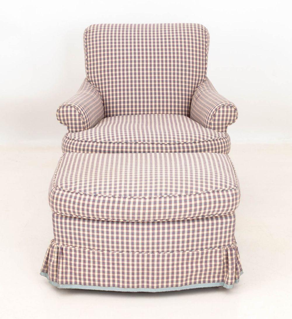 Edward Ferrell Ltd. Sedia Club imbottita con motivo a scacchi rossi e blu e ottomana, etichette sul lato inferiore. 
Sedia: 32