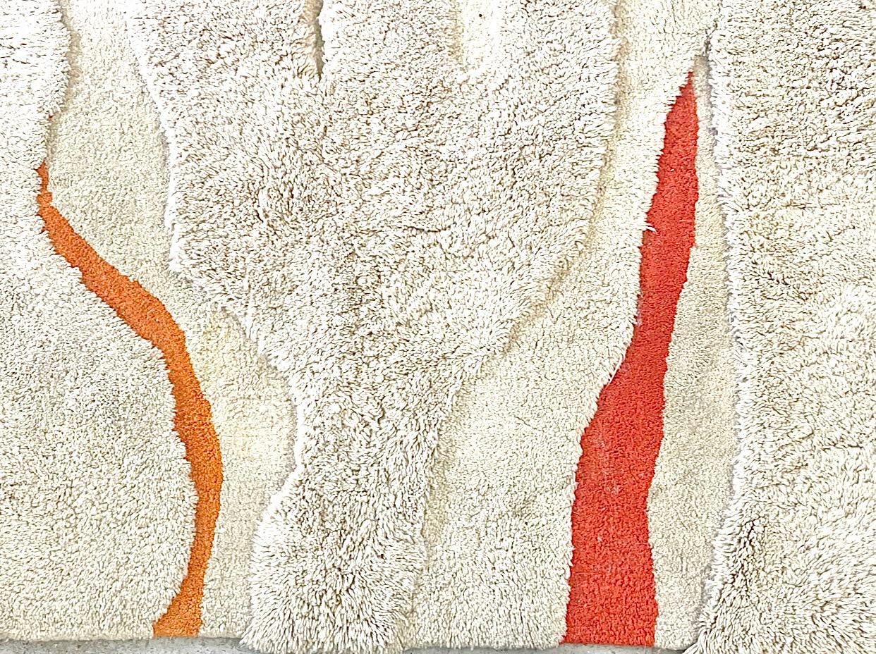 Fantástica alfombra de pelo labrado con salpicaduras abstractas de rojo y naranja, de Edward Fields. Puede colgarse en la pared, como hicieron los anteriores propietarios, o utilizarse como alfombra. Cuando se colocan en la pared, las diferentes