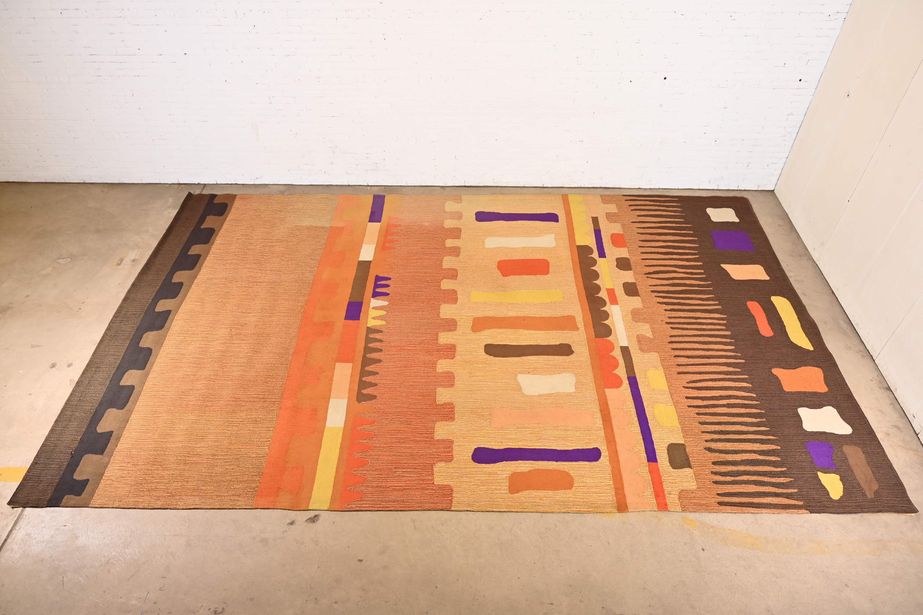 Uno splendido tappeto in lana di design del Mid-Century Modern di grandi dimensioni

Di Edward Fields

USA, circa anni '1970

Vello di lana spessa, con colori vivaci.

Misure: 12' x 19'11