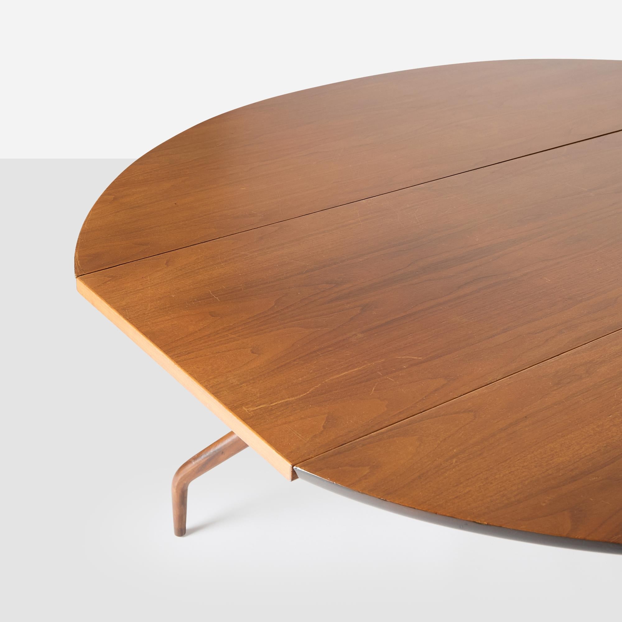 Noyer Table de salle à manger Edward Frank en vente
