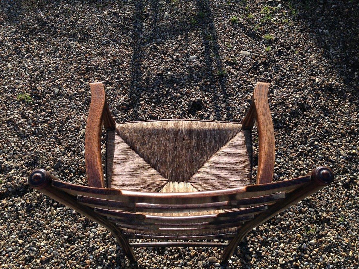 Arts and Crafts Edward Gardiner, fauteuil en chêne de l'école anglaise Cotswold avec dossier en échelle et assise en jonc en vente