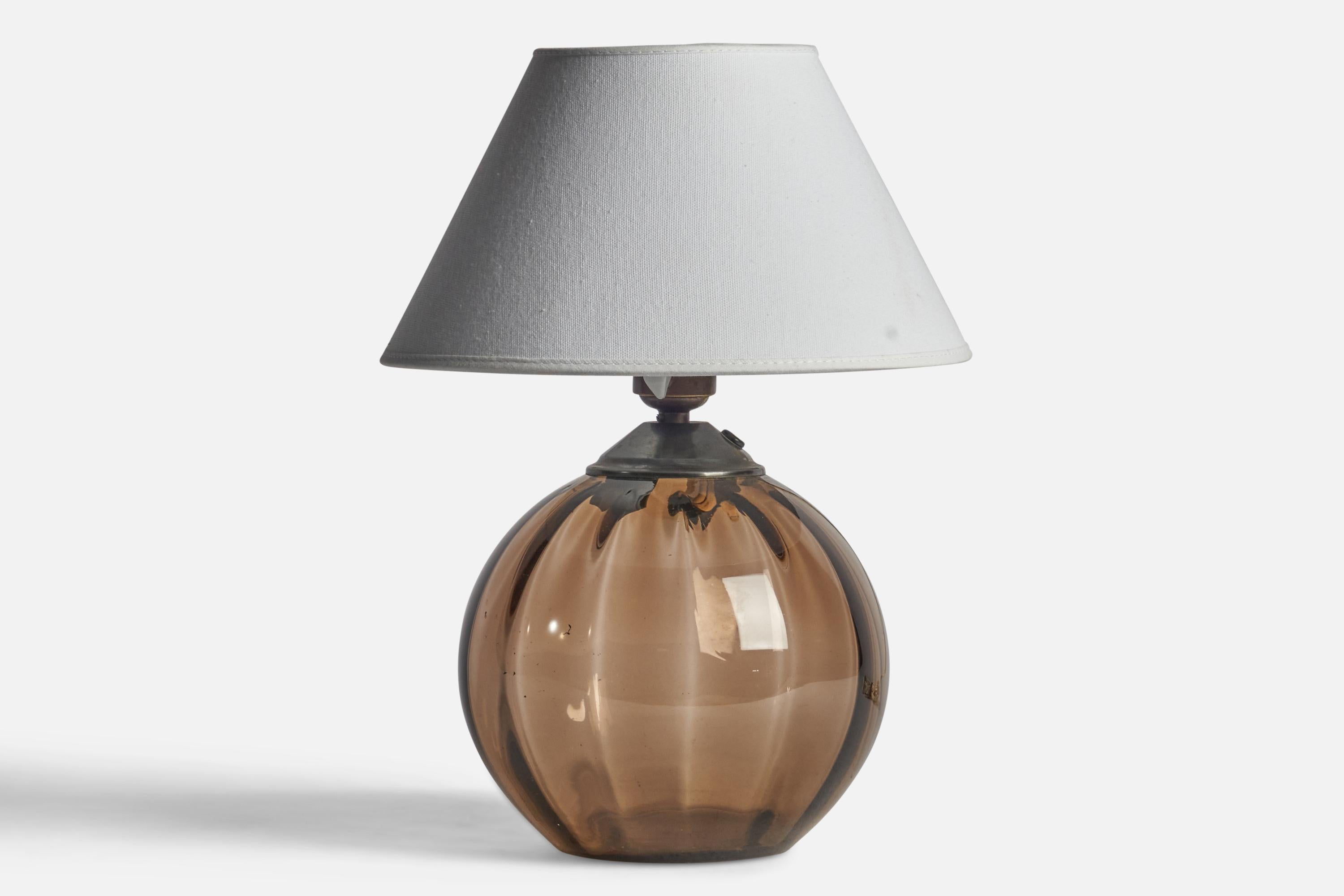 Lampe de table en verre et en laiton conçue par Edward Hald et produite par Orrefors, Suède, années 1930.

Dimensions de la lampe (pouces) : 10.25