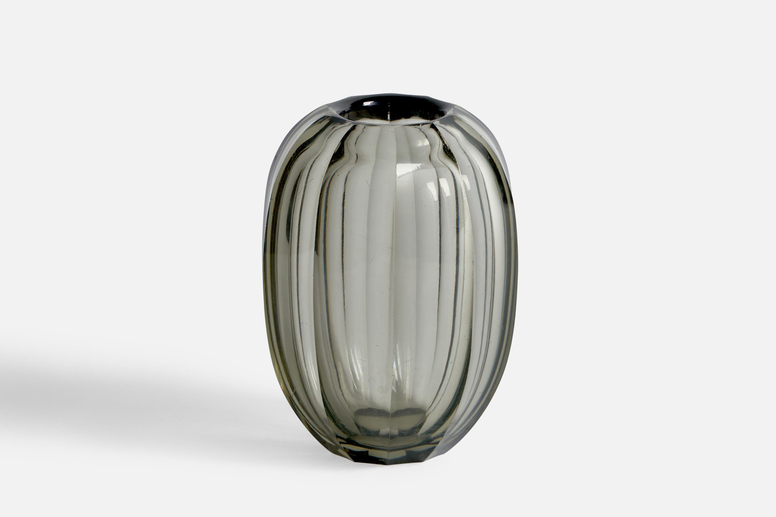 Vaso in vetro soffiato affumicato e scanalato disegnato da Edward Hald e prodotto da Orrefors, Svezia, anni '30.