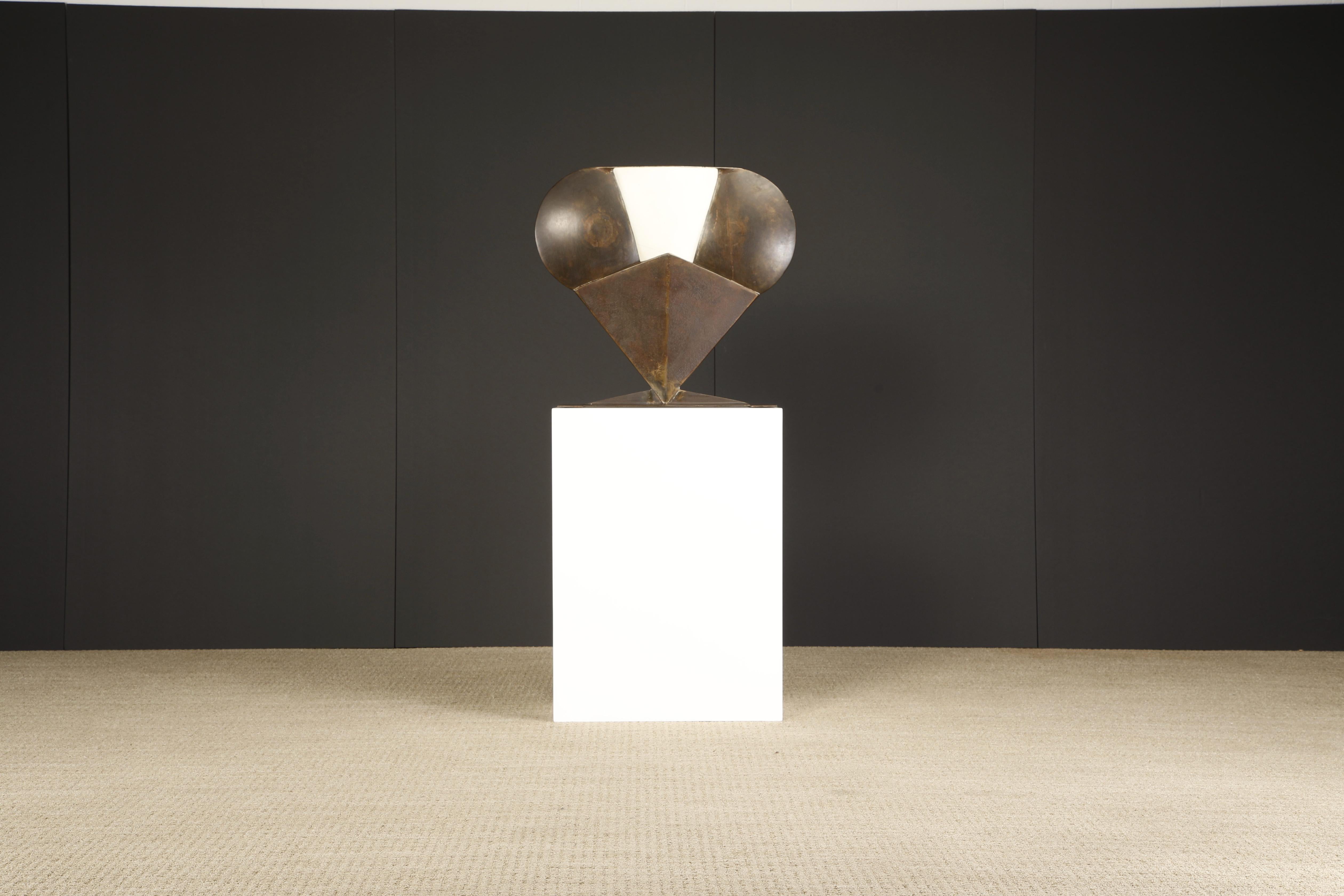 Edward Higgins Escultura de búho de acero y epoxi sobre pedestal, firmada y fechada en 1960 Moderno de mediados de siglo en venta
