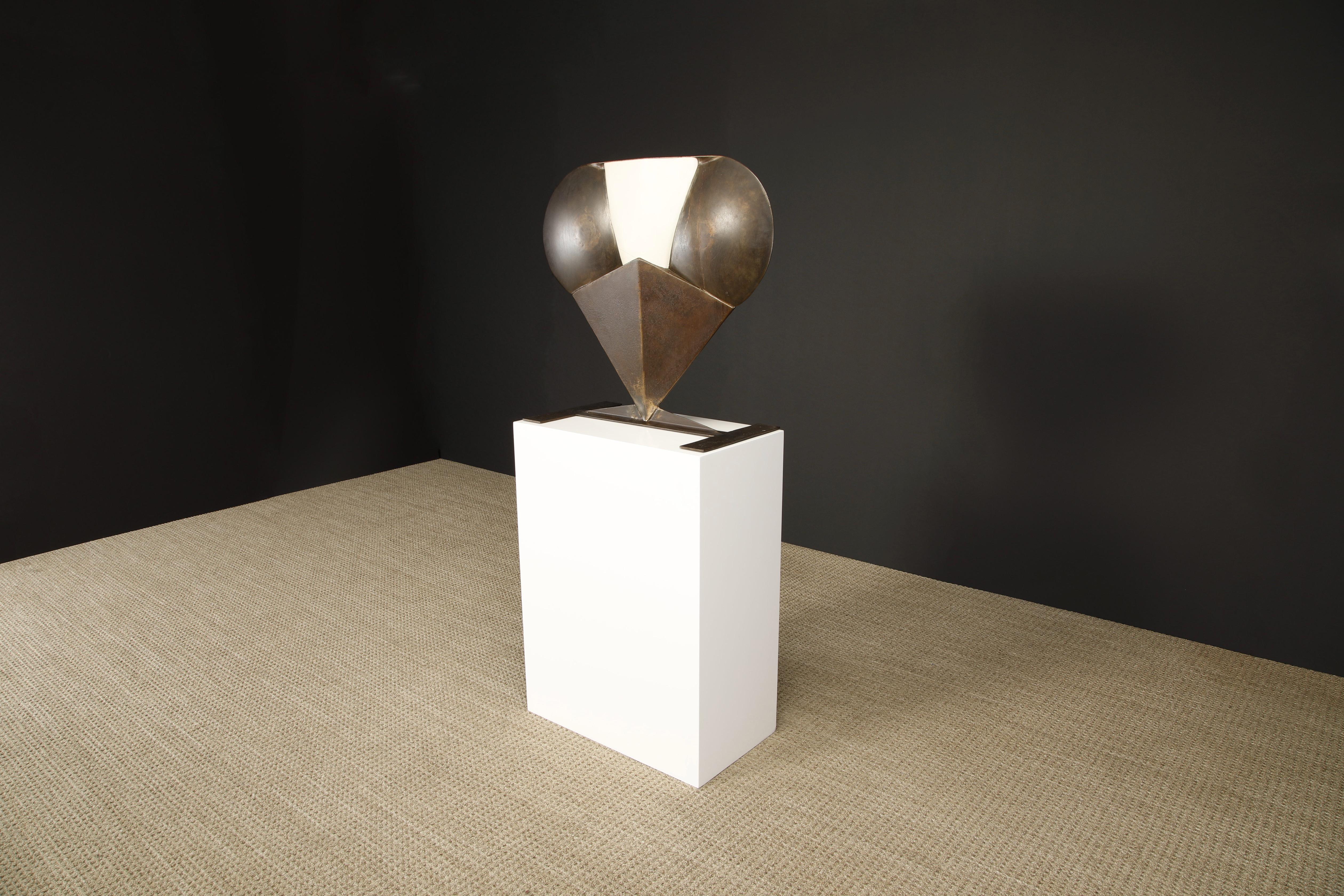 Edward Higgins Escultura de búho de acero y epoxi sobre pedestal, firmada y fechada en 1960 en Bueno estado para la venta en Los Angeles, CA