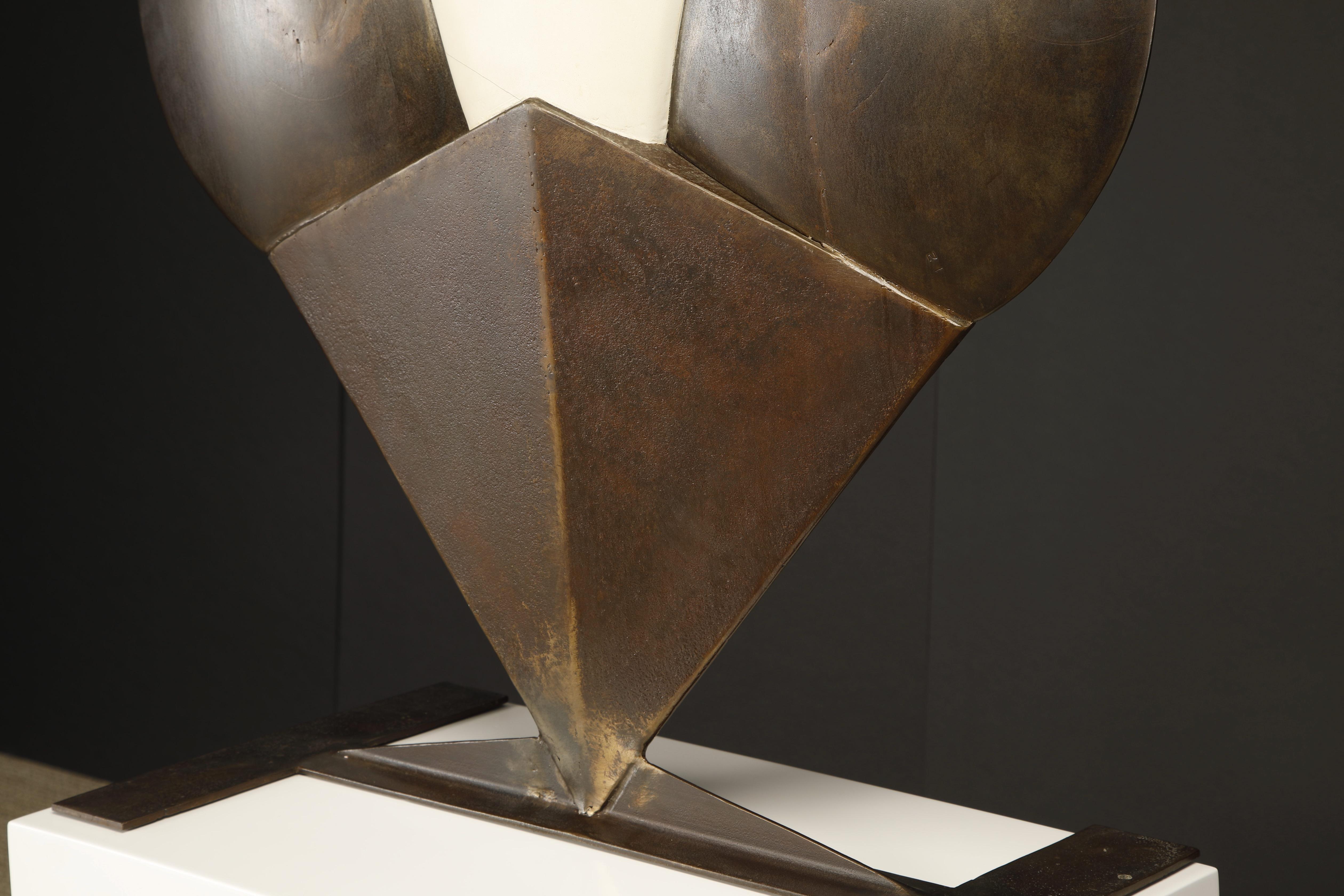 Edward Higgins Escultura de búho de acero y epoxi sobre pedestal, firmada y fechada en 1960 en venta 1