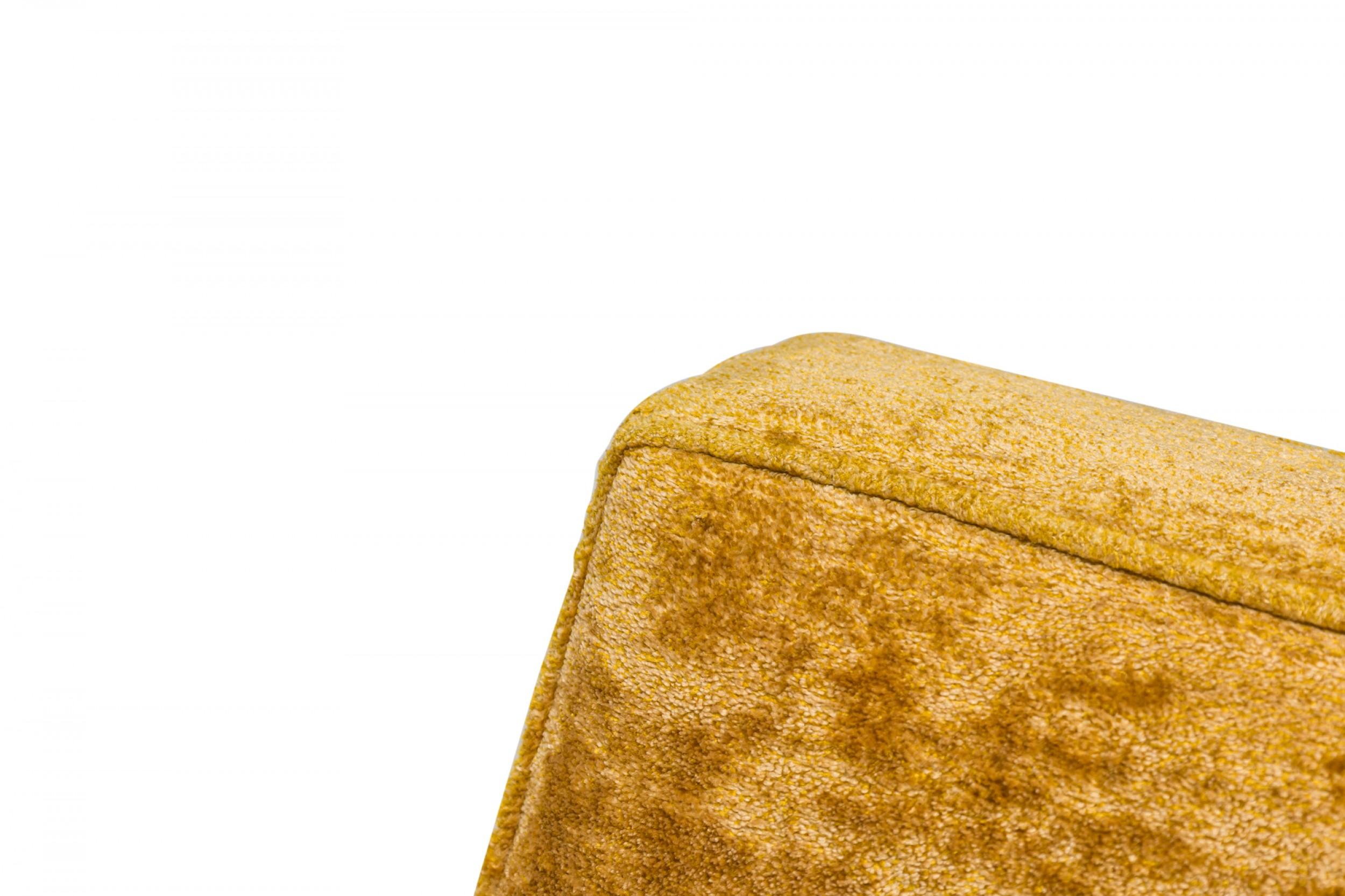 Edward J Wormley für Dunbar Lounge-Sessel aus goldfarbenem Velours und Nussbaumholz (20. Jahrhundert) im Angebot