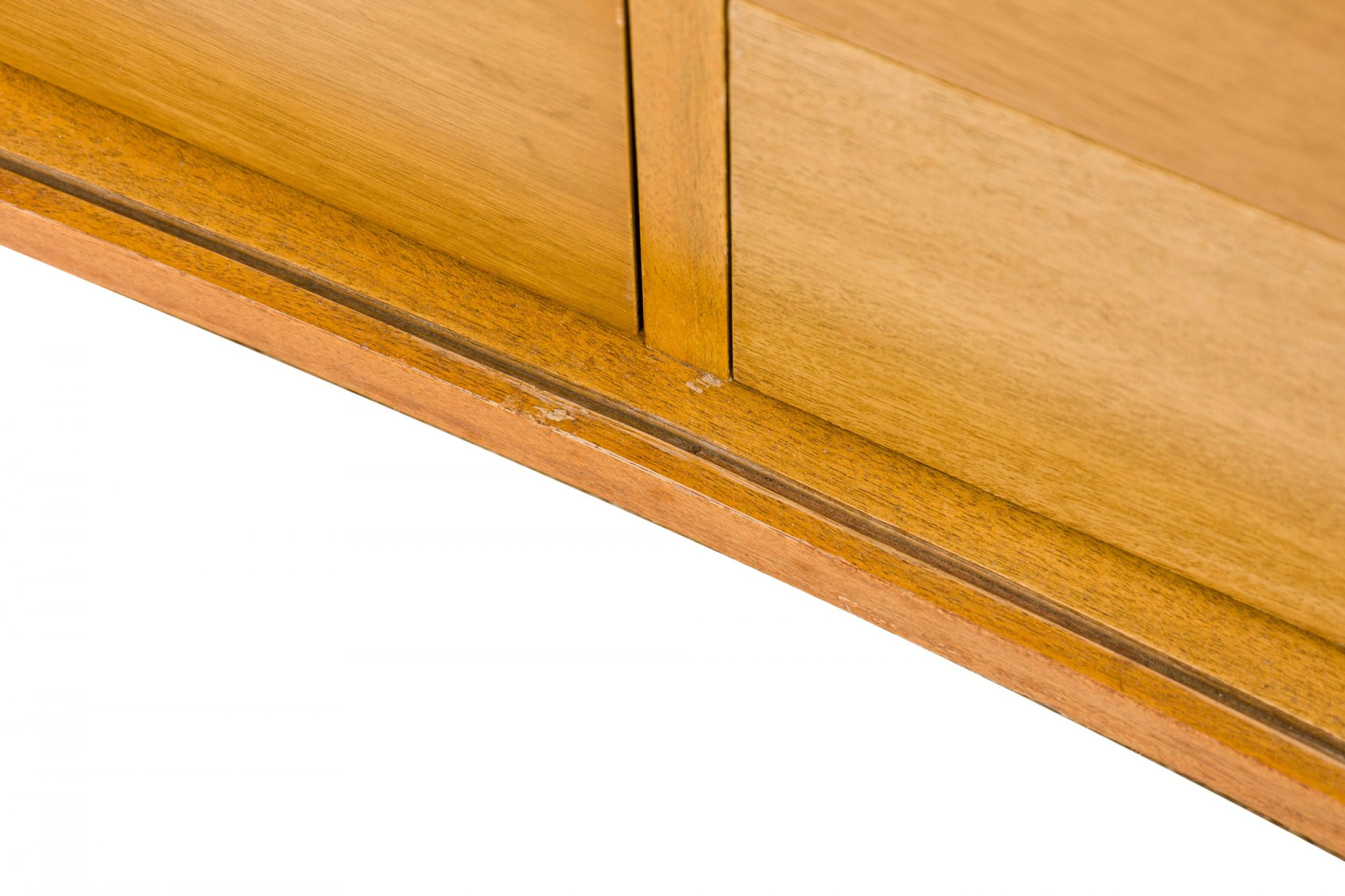 Edward Wormley per Dunbar Furniture Co. Cassapanca in noce a due sezioni in vendita 3