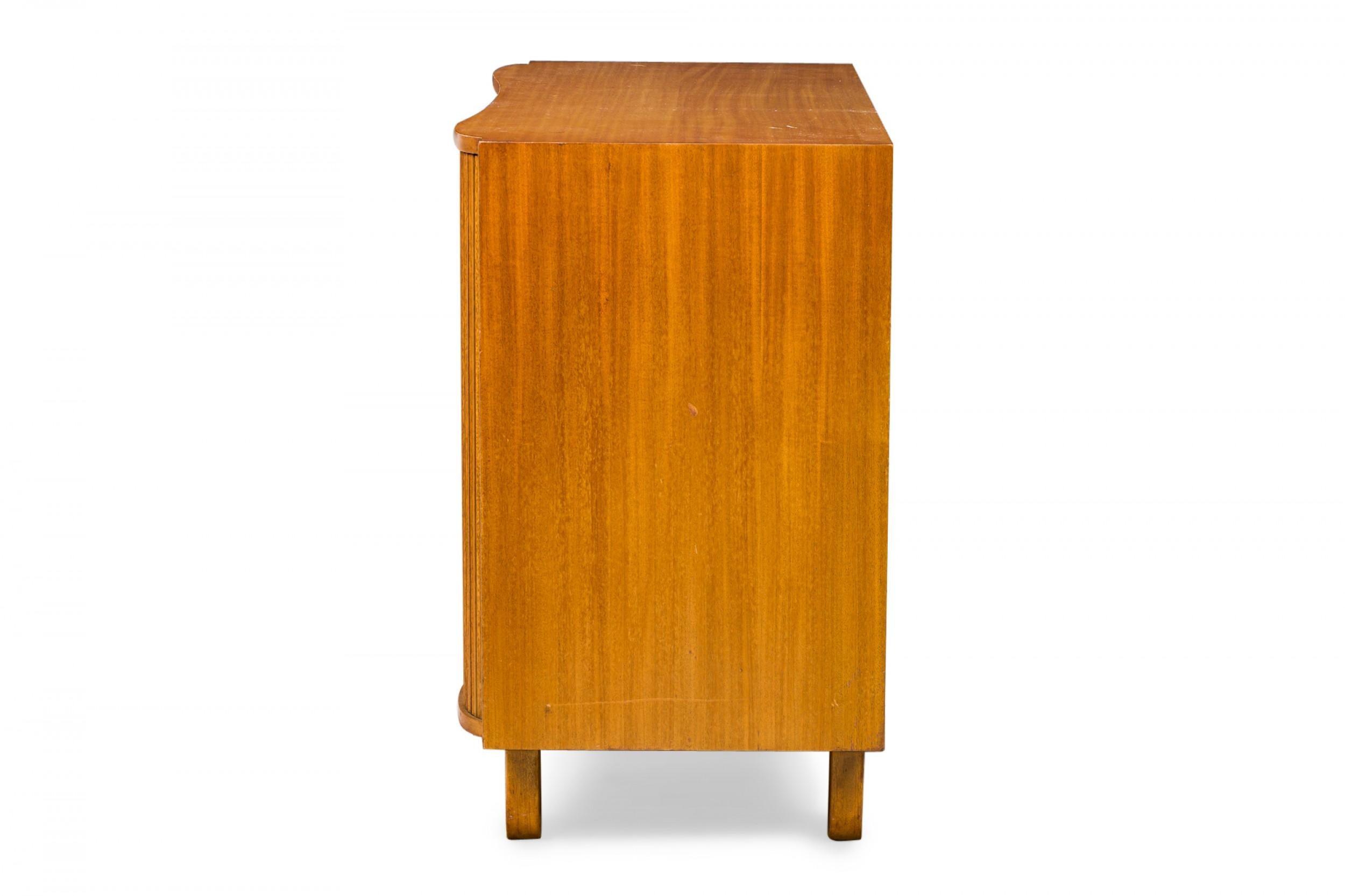 Mid-Century moderno Edward Wormley per Dunbar Furniture Co. Cassapanca in noce a due sezioni in vendita