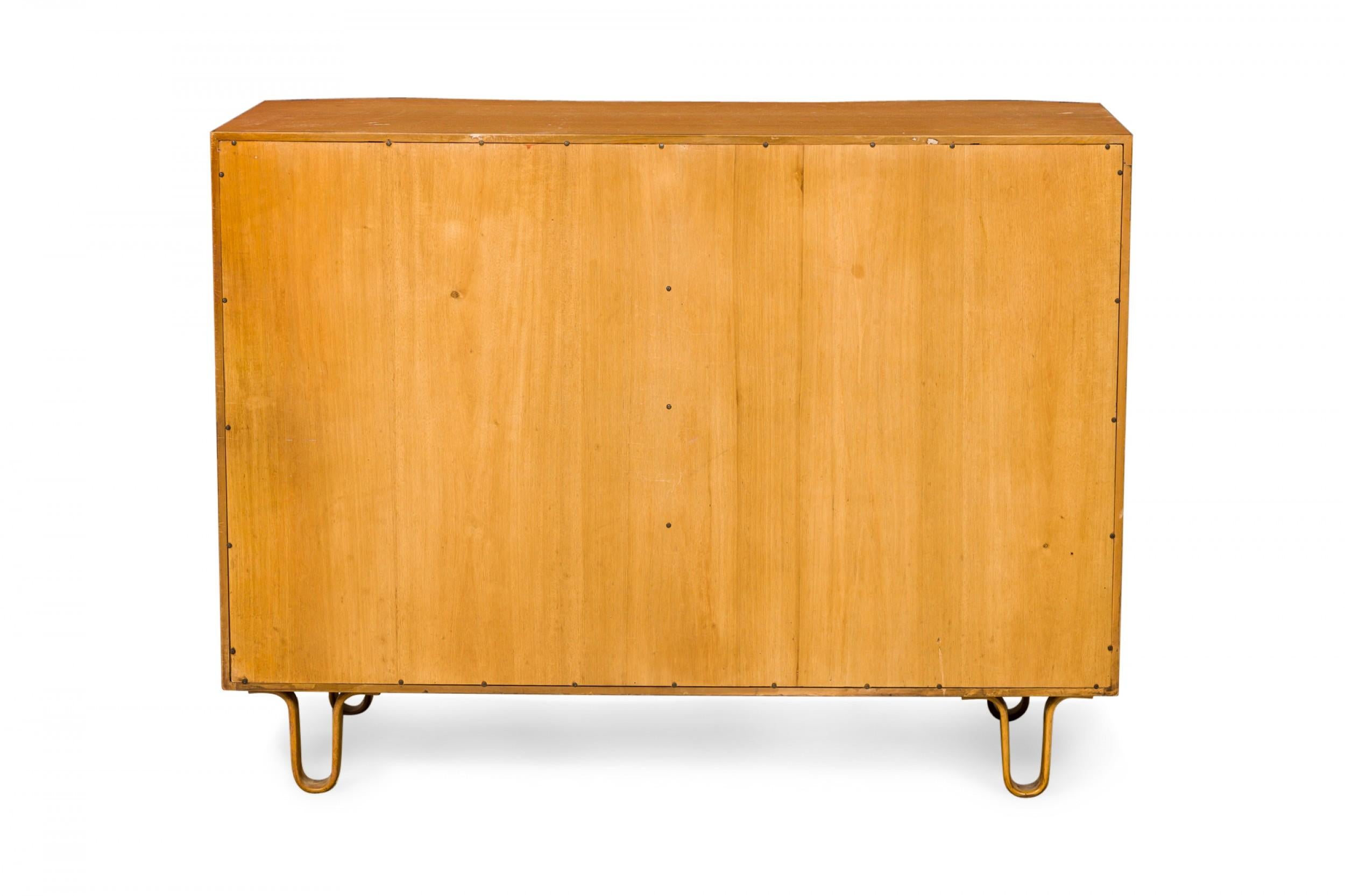 Fatto a mano Edward Wormley per Dunbar Furniture Co. Cassapanca in noce a due sezioni in vendita