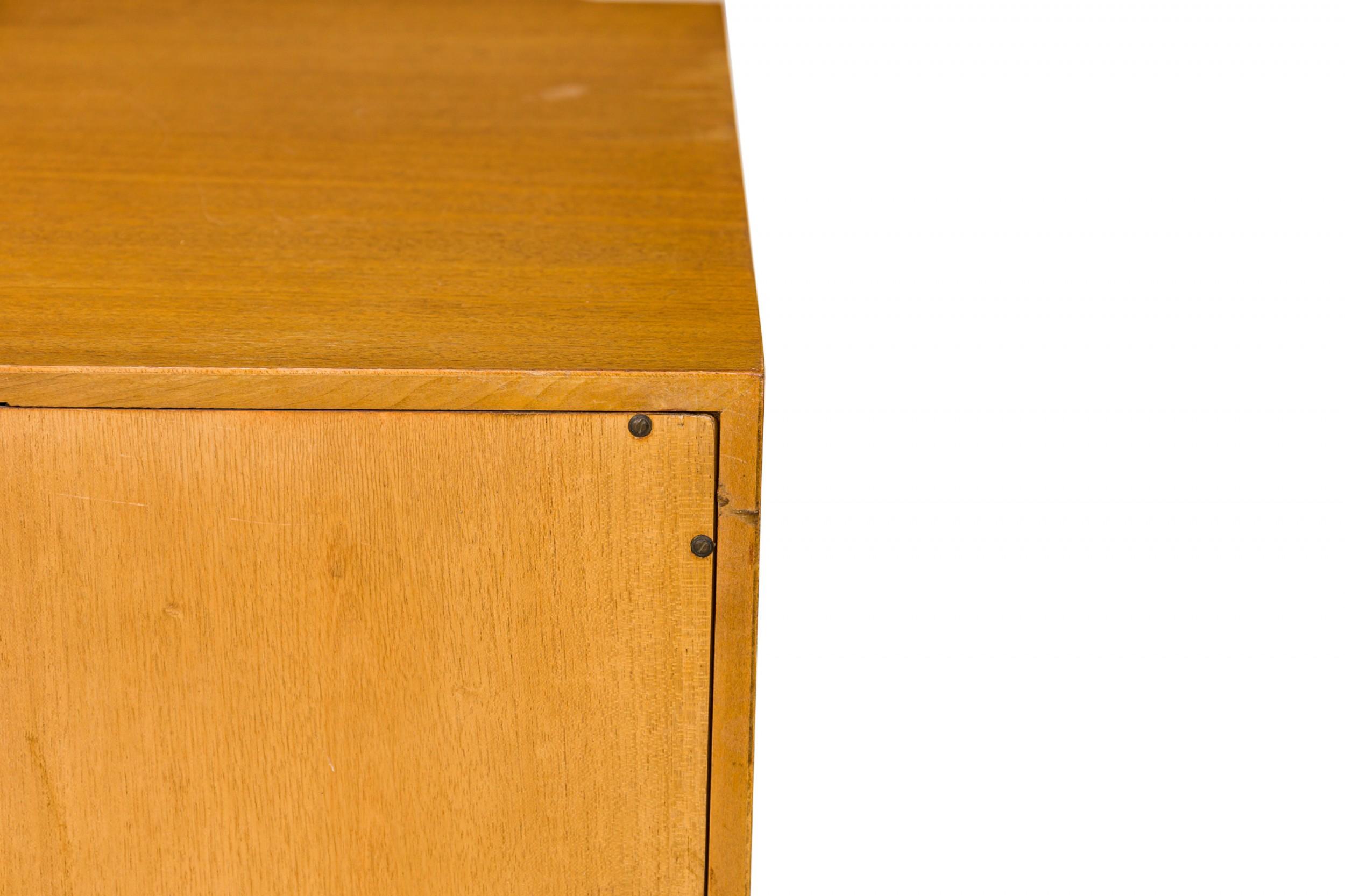Edward Wormley per Dunbar Furniture Co. Cassapanca in noce a due sezioni In condizioni buone in vendita a Queens, NY