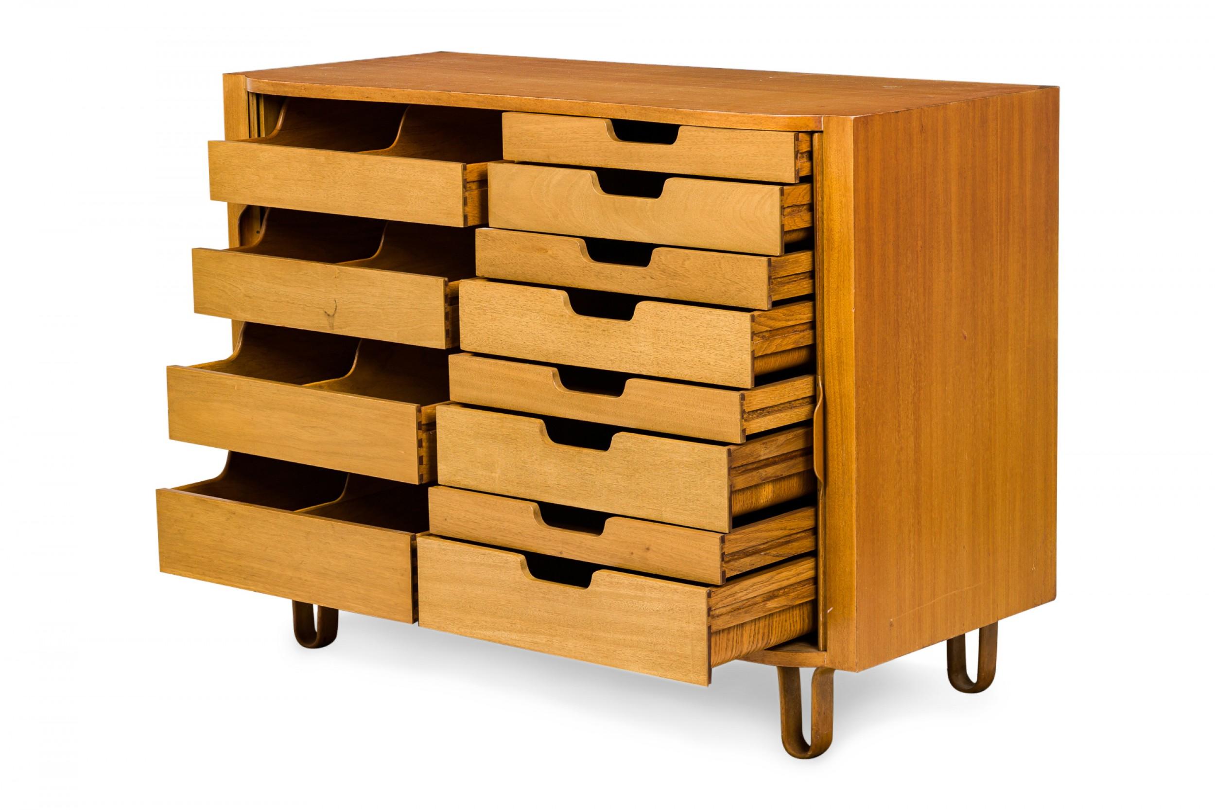 Legno curvato Edward Wormley per Dunbar Furniture Co. Cassapanca in noce a due sezioni in vendita