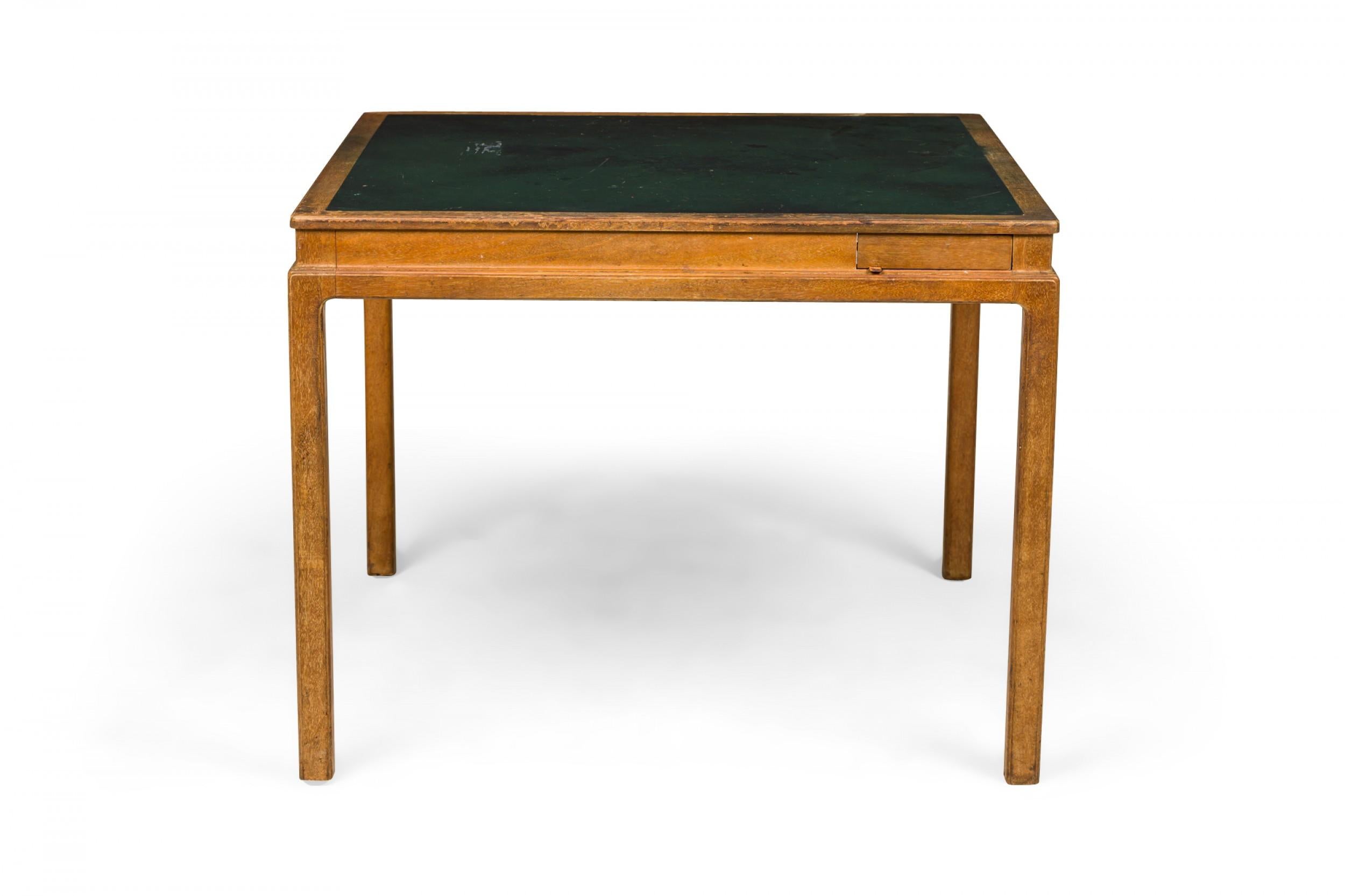 Edward J. Wormley für Dunbar, Spieltisch mit grüner Lederplatte (Moderne der Mitte des Jahrhunderts) im Angebot
