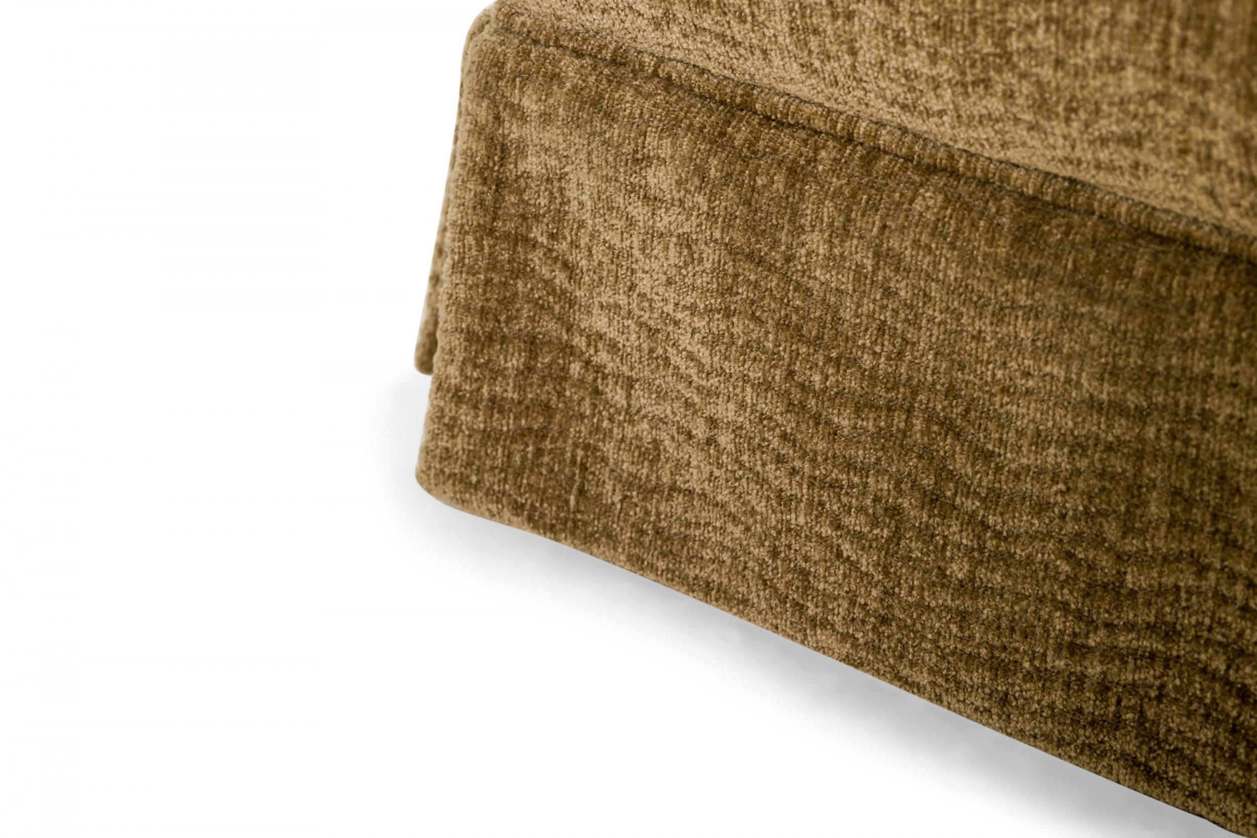 Edward J Wormley per Dunbar Poltrona da salotto con schienale alto color taupe e ottomano in vendita 3