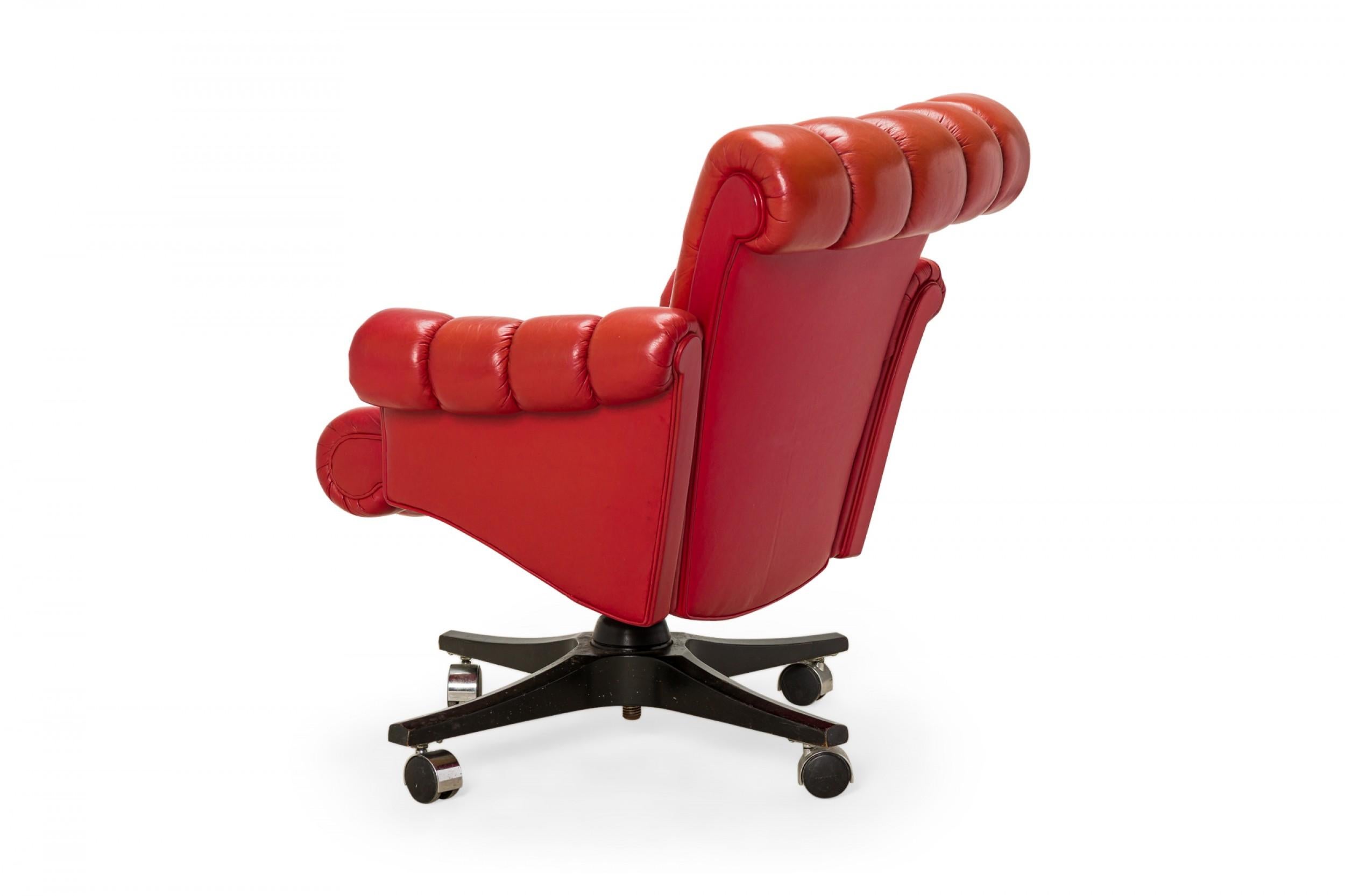 Mid-Century Modern Chaise de bureau à roulettes en cuir rouge touffeté « In Clover » d'Edward J Wormley pour Dunbar en vente