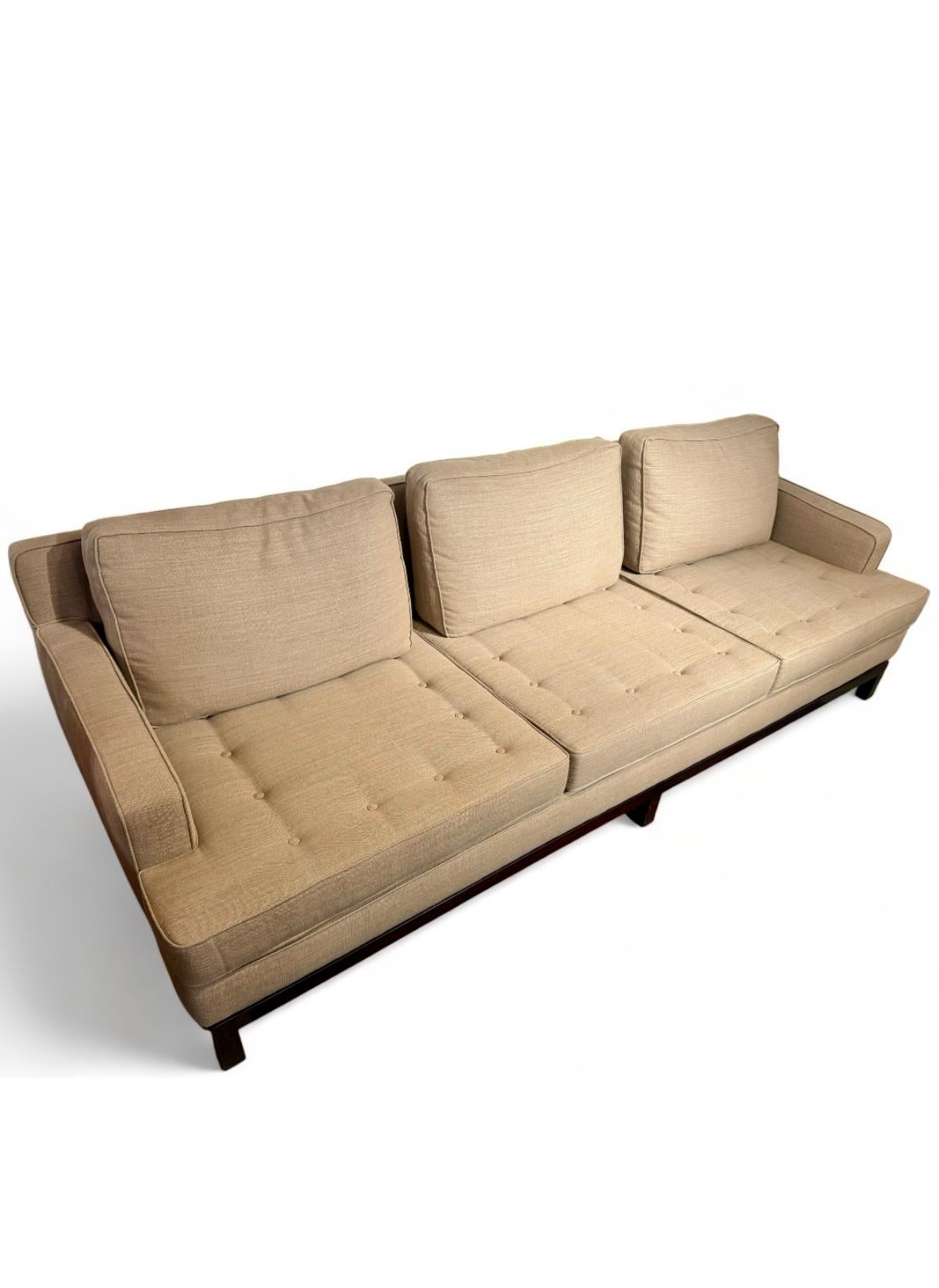 Edward J Wormley has for a while worked with Jules Wabbes and le Mobilier Universel .
This is the result of their collaboration : a big sofa who was sold here in Belgium by Jules Wabbes who represented the wormley creation .
Originally it was a 