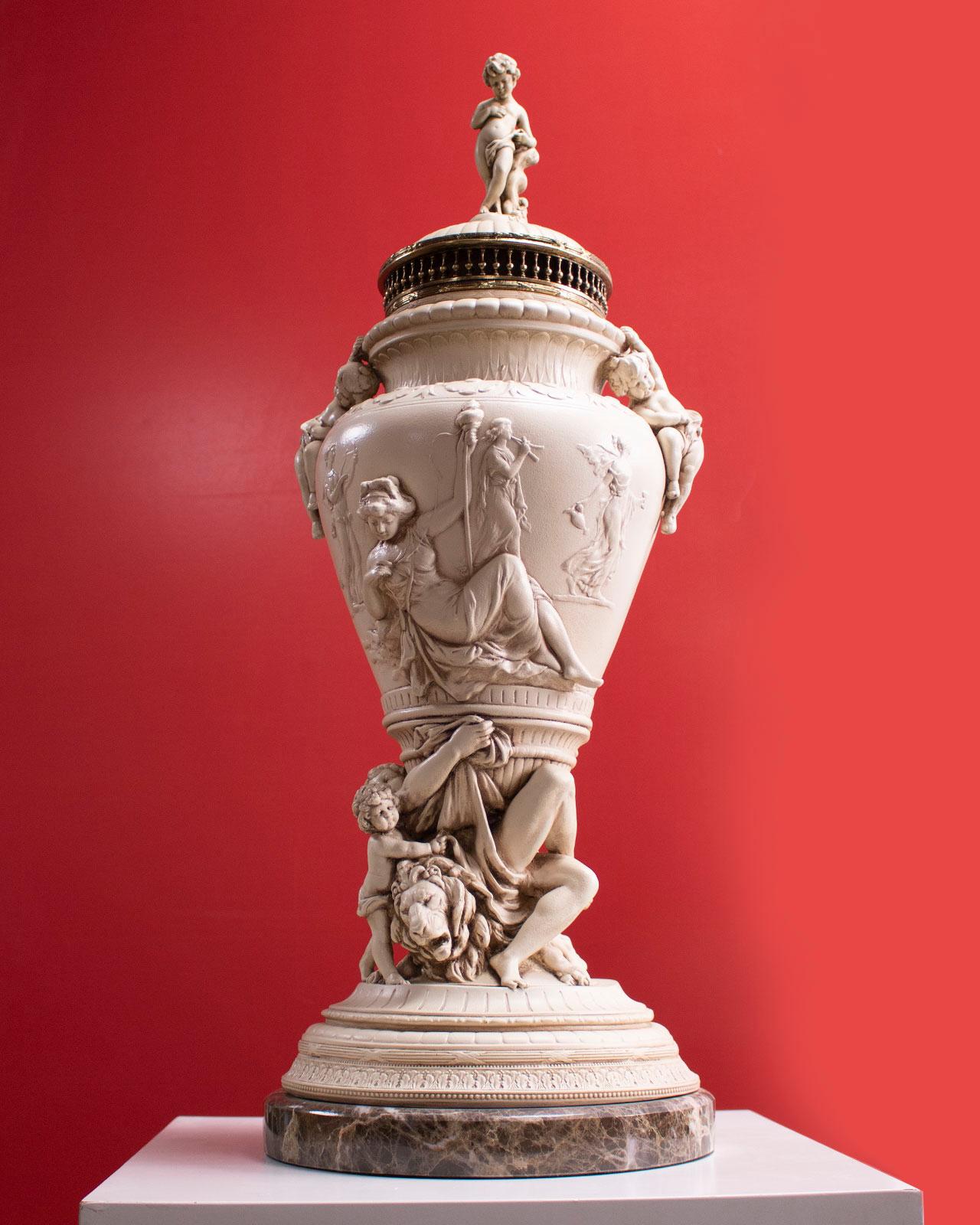 "Neoclassical XIX century vase"
The vase is made of Cold terracotta.

Buysculpture and its collection of antiques in property, presents with this first work this collection of reproductions, with a neoclassical vase from XIX century (approximately