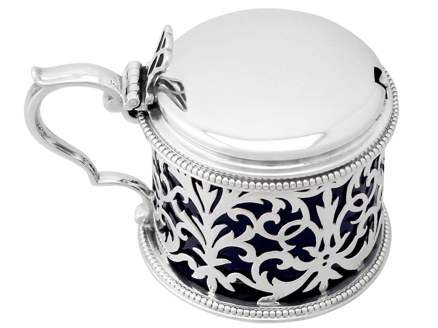 Excepcional, fino e impresionante recipiente de mostaza de plata de ley inglesa de la época victoriana, fabricado por Edward & John Barnard; una adición a nuestra colección de vinajeras/condimentos de plata.

Este excepcional recipiente victoriano