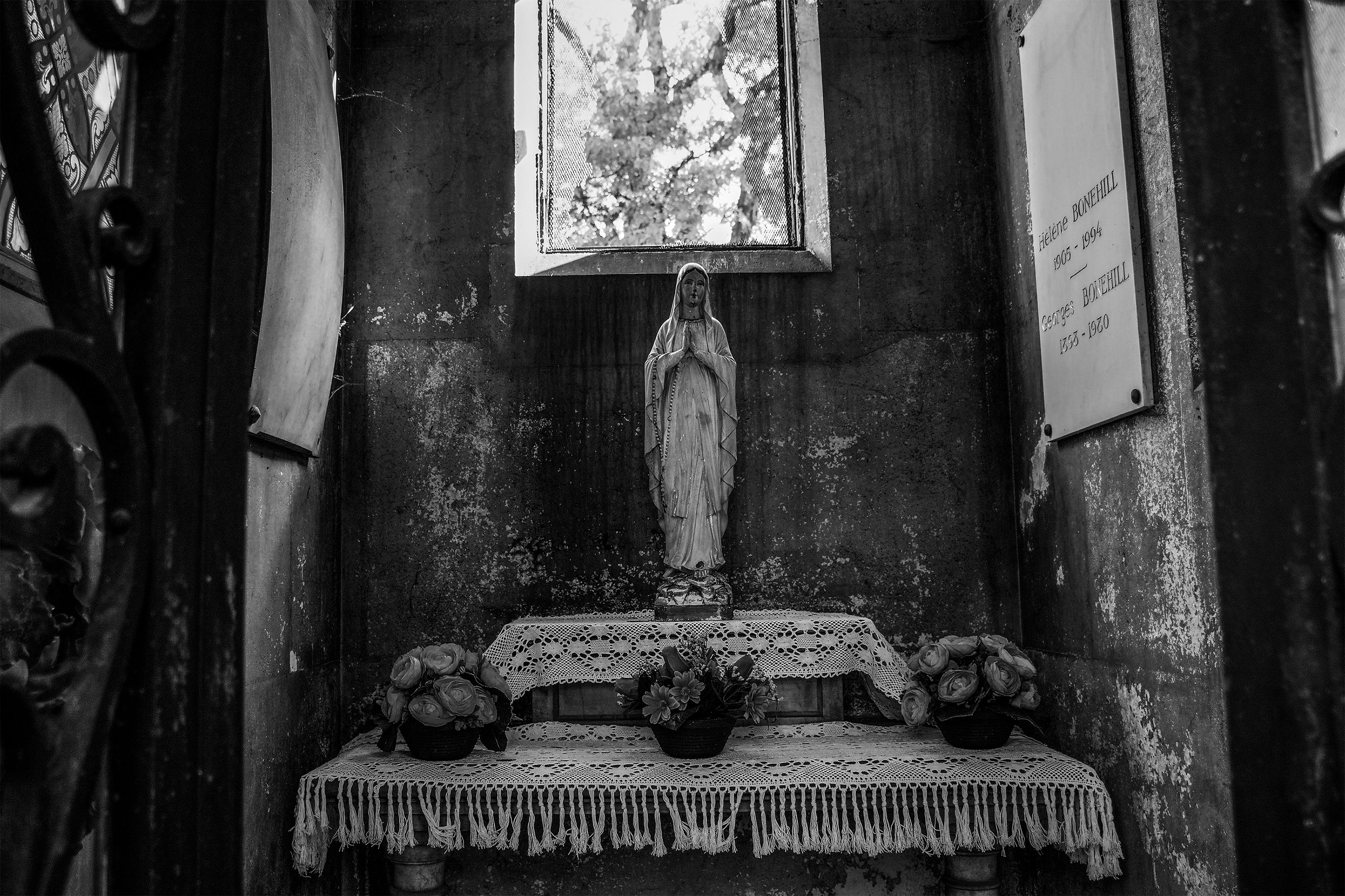 Black and White Photograph de Edward L. Rubin - Altar (fotografía en blanco y negro enmarcada 20" x 20")