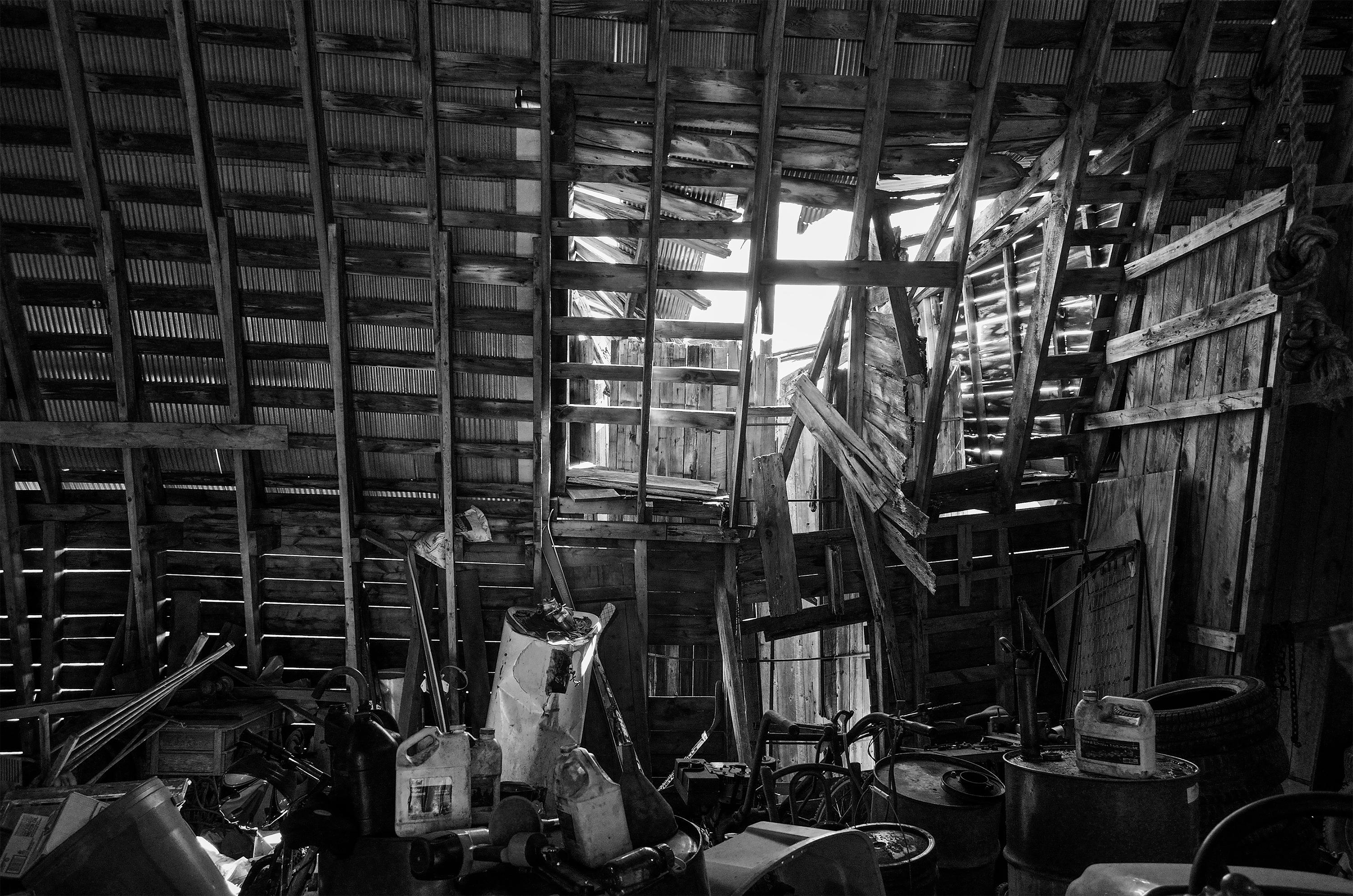 Black and White Photograph di Edward L. Rubin - Interno del fienile di Barstow (foto in bianco e nero in edizione limitata)