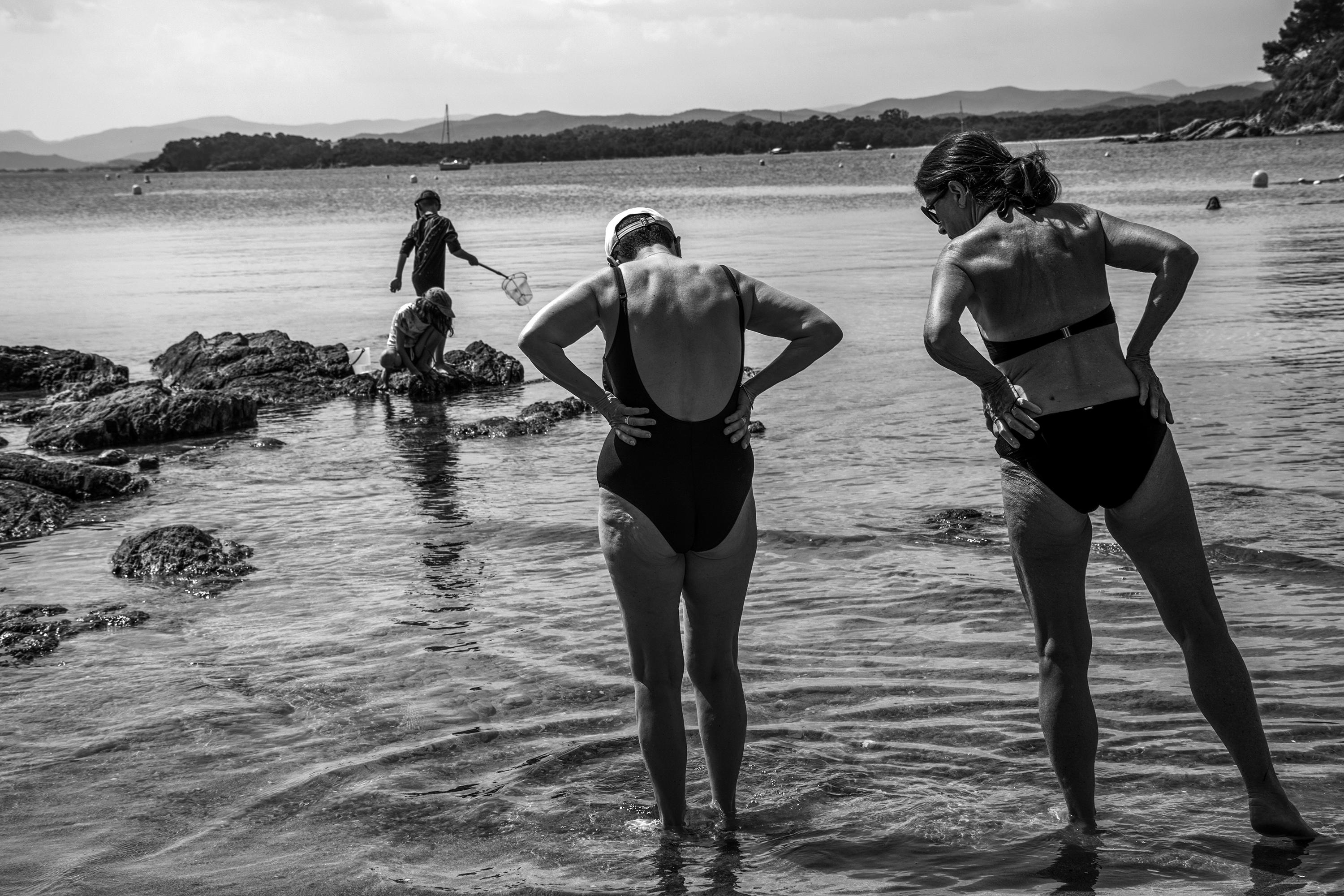 Black and White Photograph di Edward L. Rubin - Signore della spiaggia di Cabasson