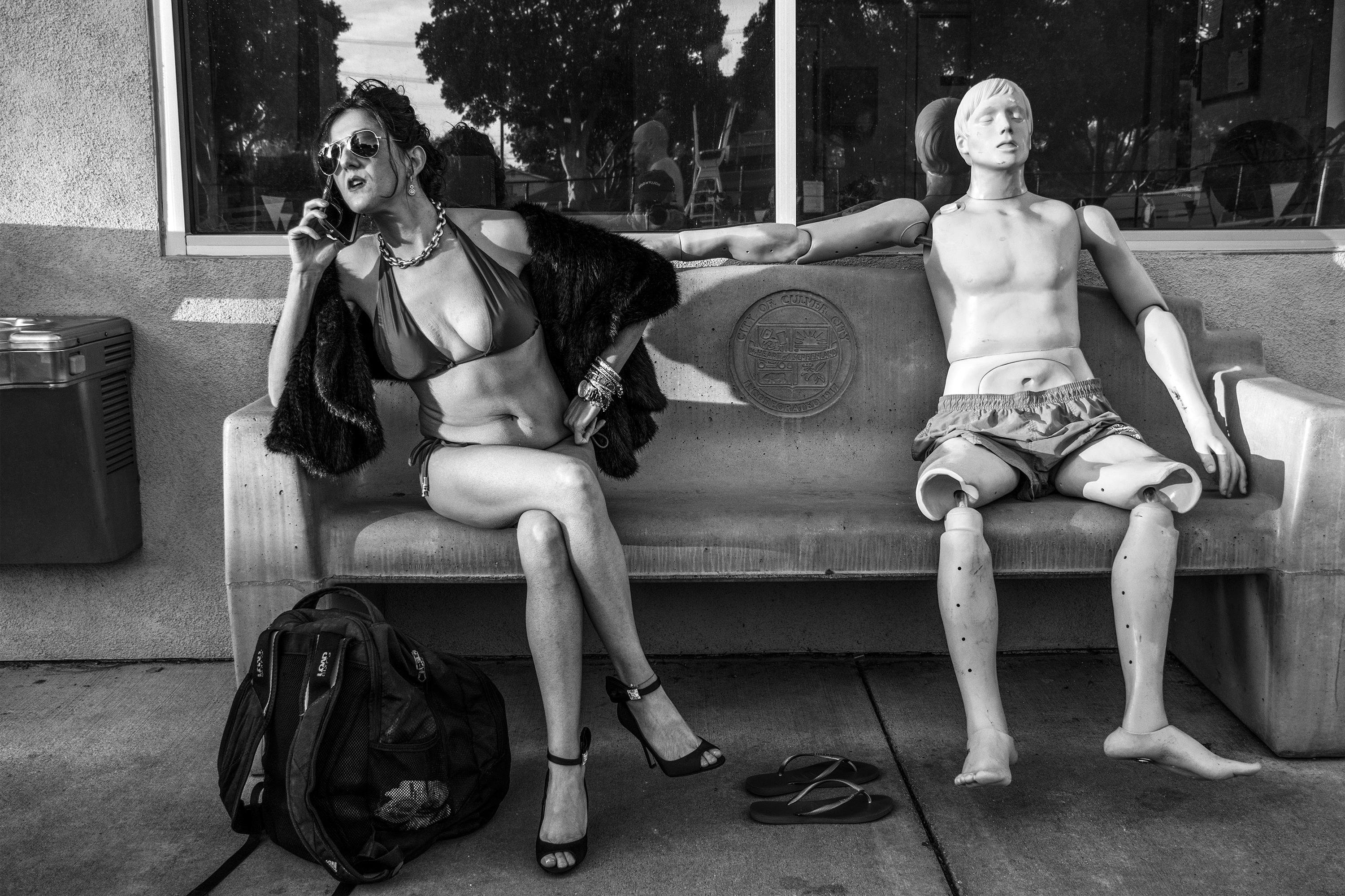 Black and White Photograph di Edward L. Rubin - Coppia in piscina