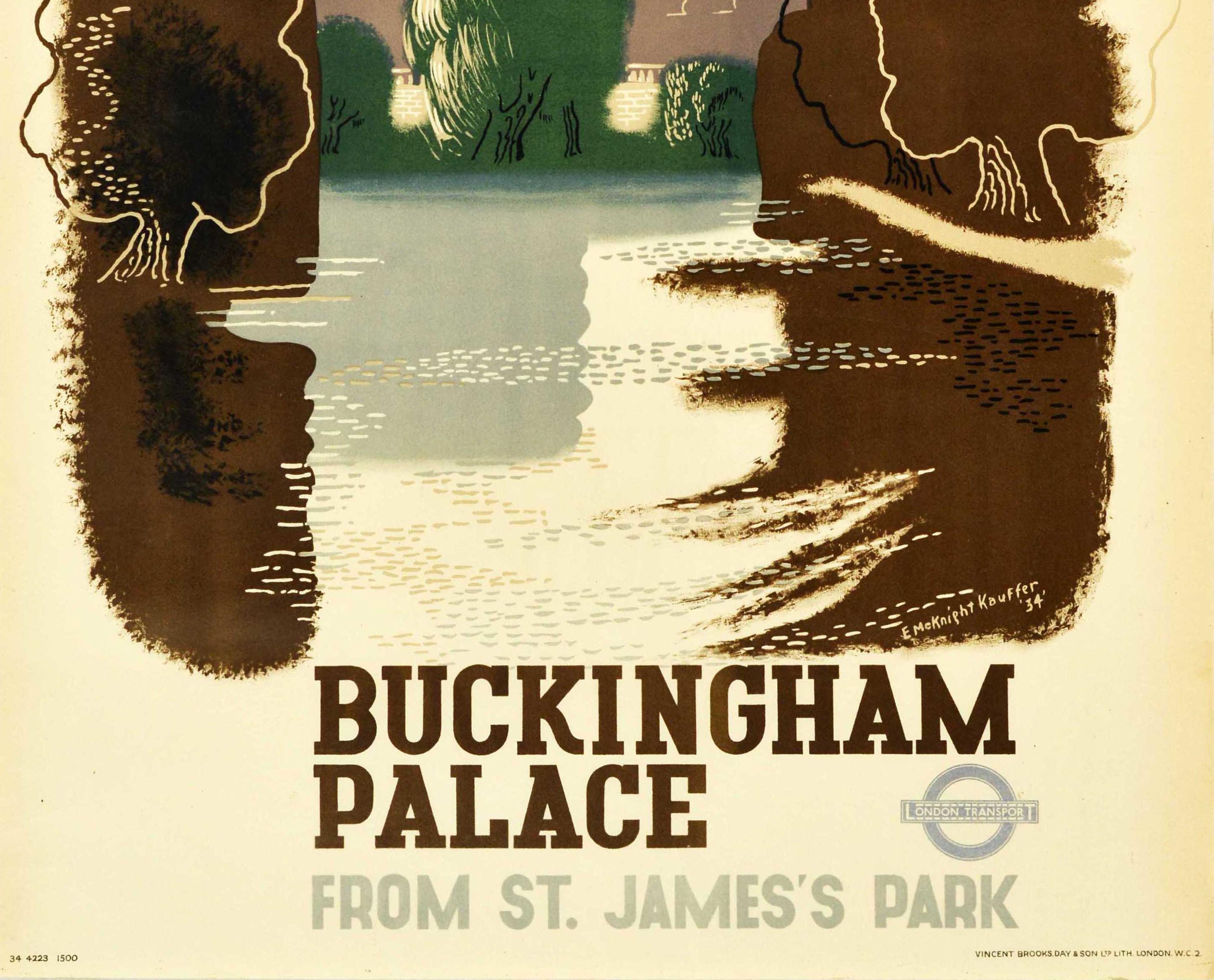Original Londoner Verkehrsplakat, entworfen von einem der bekanntesten Plakatkünstler des 20. Jahrhunderts, Edward McKnight Kauffer (1890-1954), mit einer malerischen Ansicht des Buckingham Palace vom St. James's Park aus, mit den Bäumen, die sich