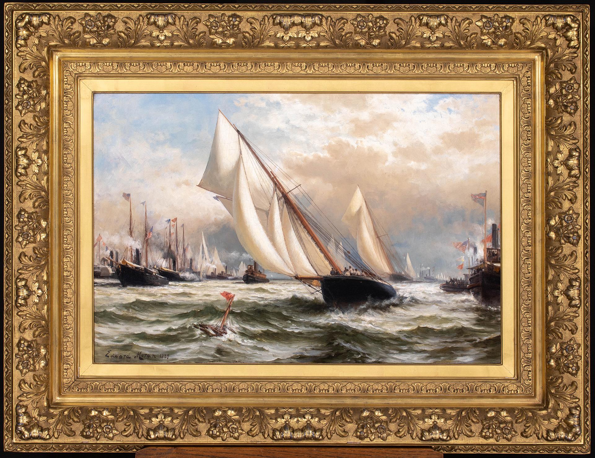 Cette impressionnante peinture d'Edward Moran rend justice à l'épopée de l'America's Cup de 1885.  Le point de vue de Moran rend compte de l'énormité de la journée pour les coureurs et les concepteurs de yachts du monde entier.  Ce récit décrit la
