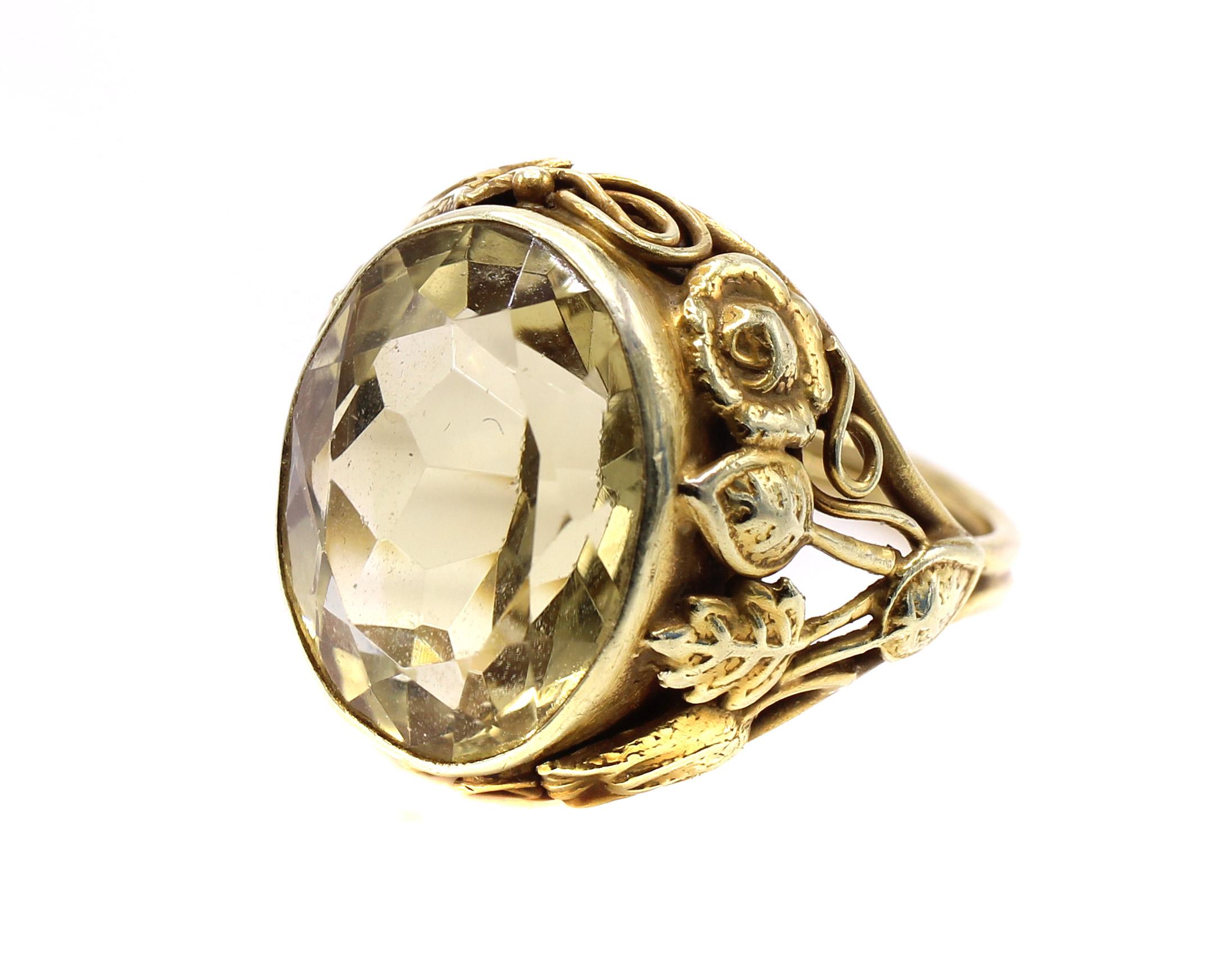 Wunderschön gestalteter und meisterhaft handgefertigter Ring von Edward Oakes. In der Mitte ein lebendiger, zitronengelber Brillantzitrin auf einer Galerie von Blumenmustern und den charakteristischen Eichenblättern, die zu einem doppelten Band aus