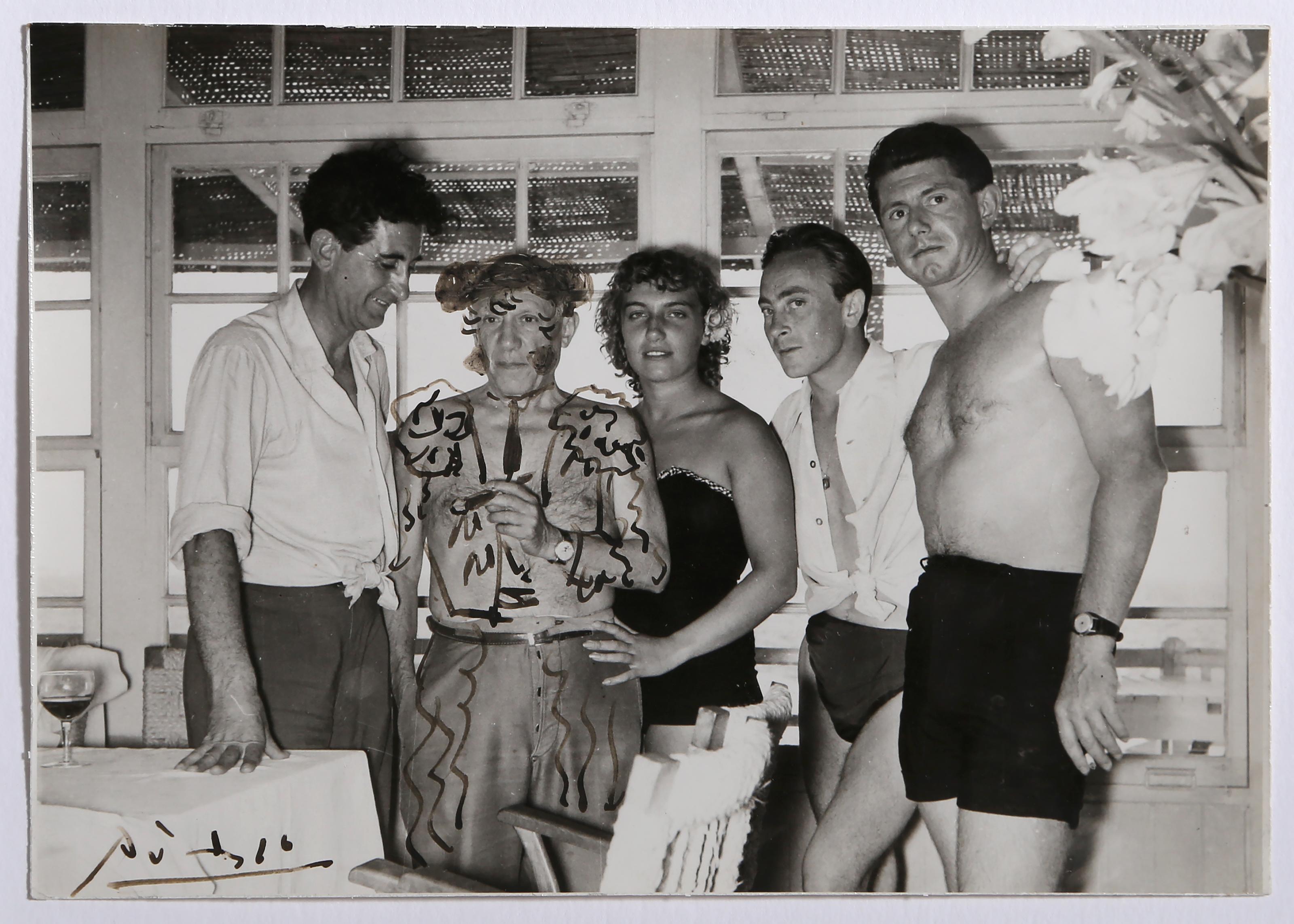Pablo Picasso mit seiner Familie, Fotografie von Edward Quinn mit Zeichnung von Picasso im Angebot 2