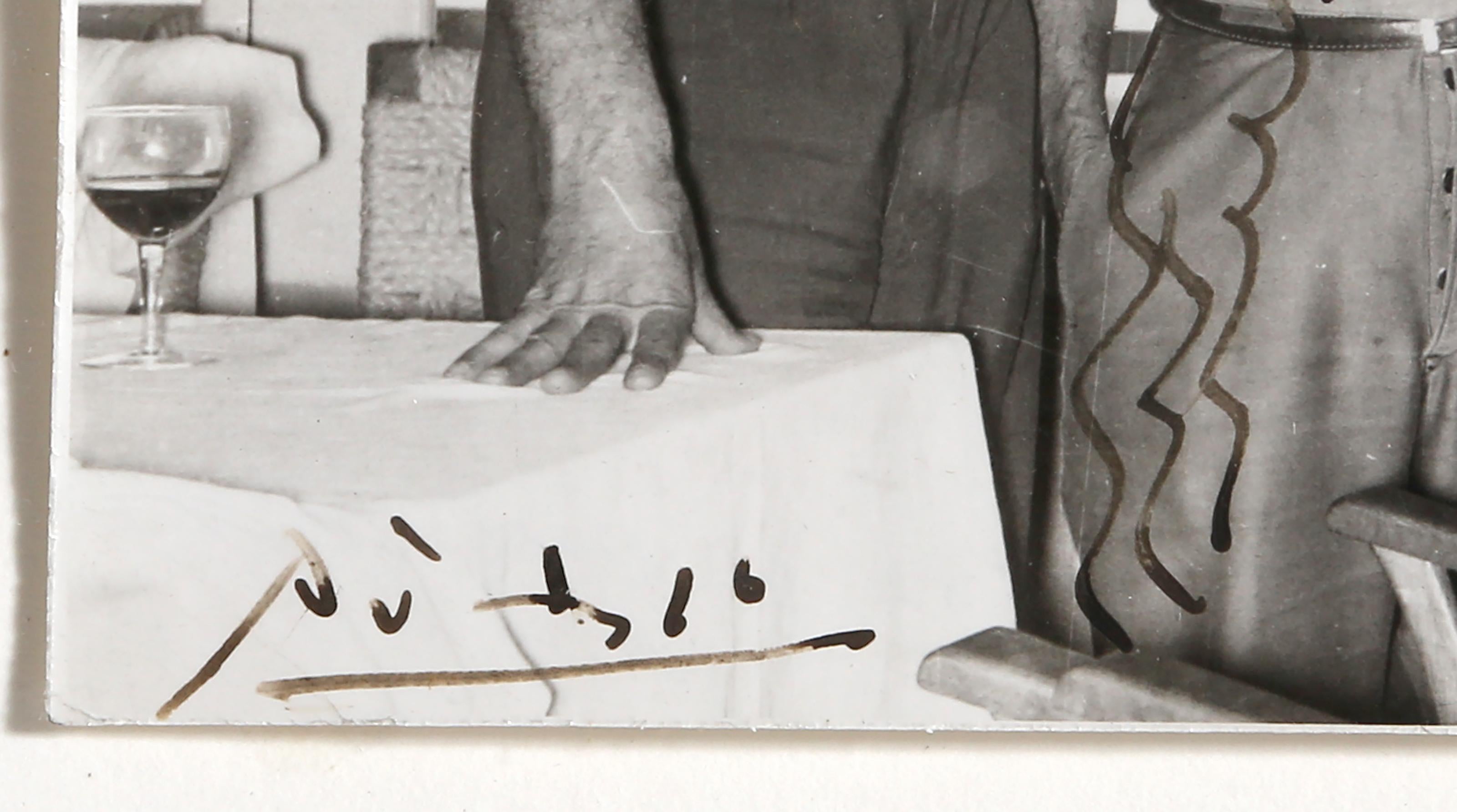 Pablo Picasso mit seiner Familie, Fotografie von Edward Quinn mit Zeichnung von Picasso im Angebot 3