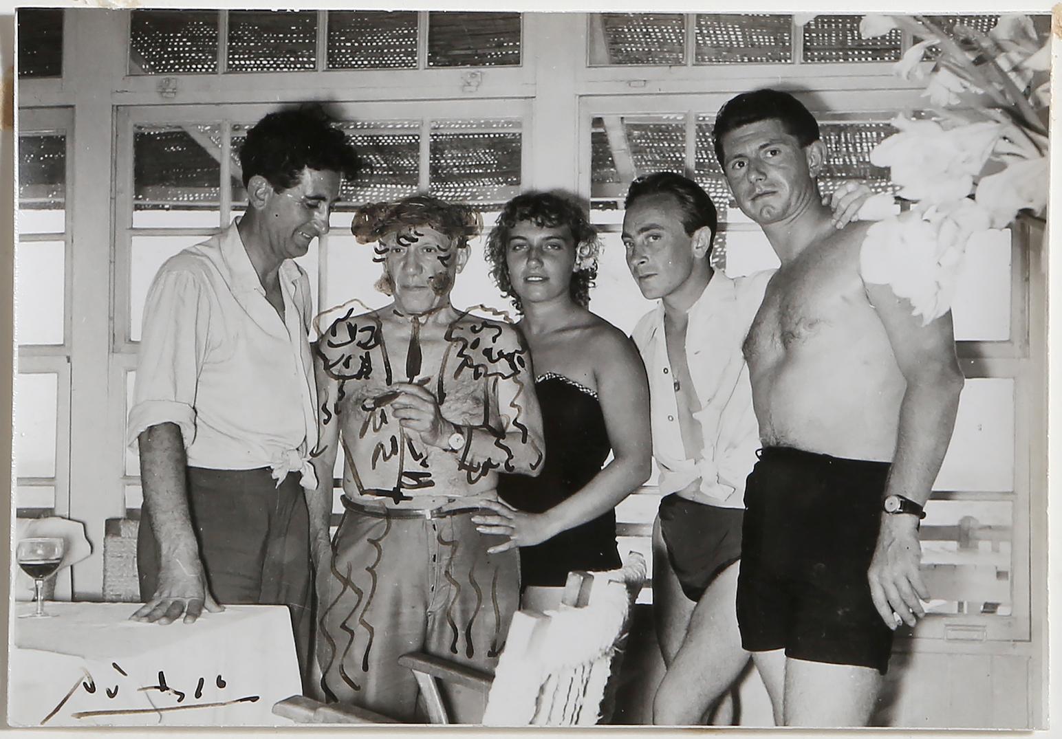 Pablo Picasso mit seiner Familie, Fotografie von Edward Quinn mit Zeichnung von Picasso im Angebot 1