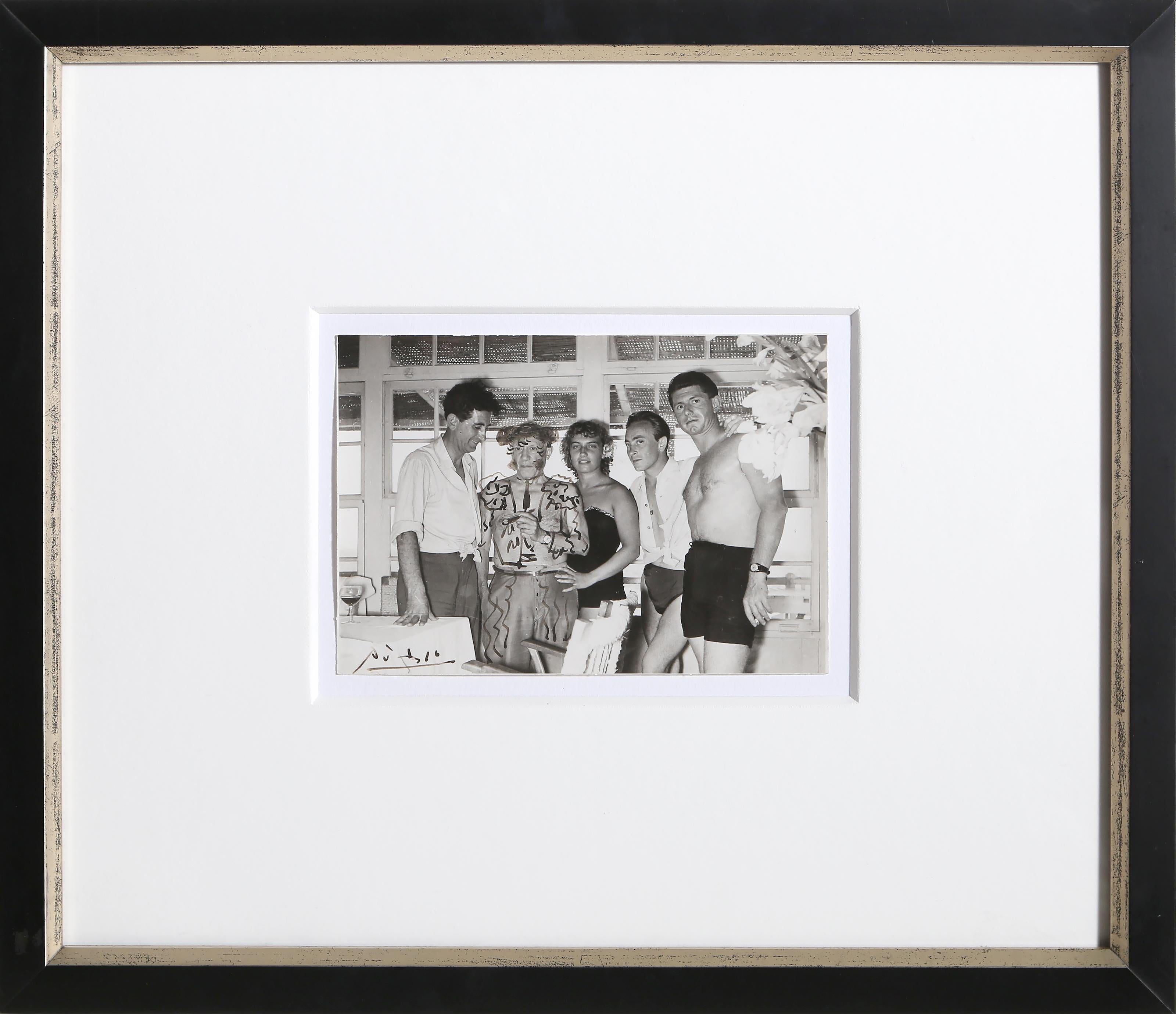 Aus der Sammlung des verstorbenen Larry Saphire. Fotografie von Edward Quinn mit aufgetragener Zeichnung von Pablo Picasso

Pablo Picasso mit seiner Familie und dem Stierkämpfer Francisco "El Minuni" Reina im Resturant Nounou in Golfe-Juan,