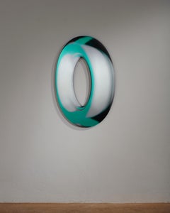 Scultura astratta “Unknot” in vetro e inchiostro, anni 2010, installata a parete nel 2022